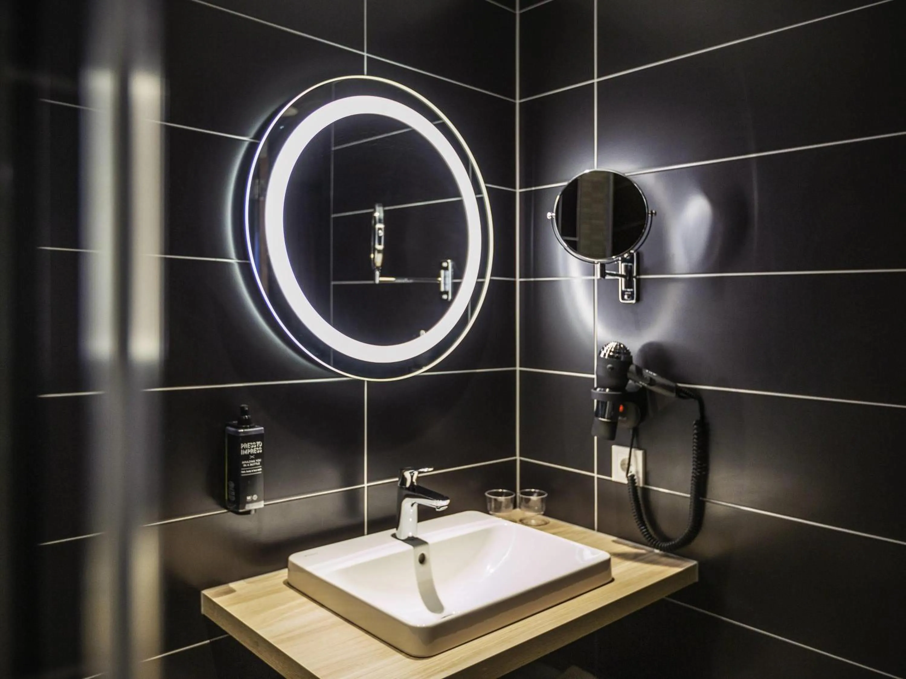 Bedroom in ibis Styles Arnhem Centre