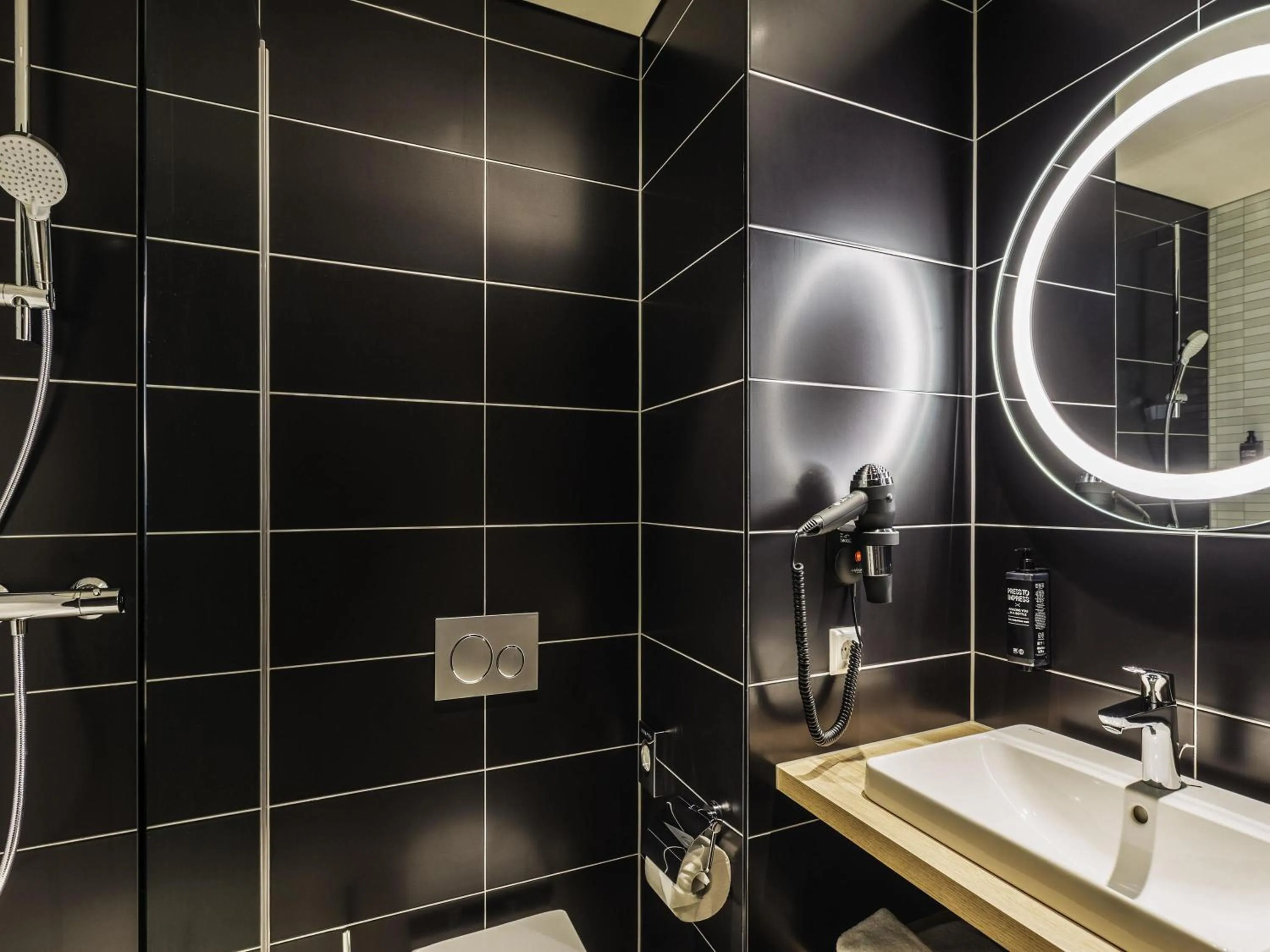 Bedroom in ibis Styles Arnhem Centre