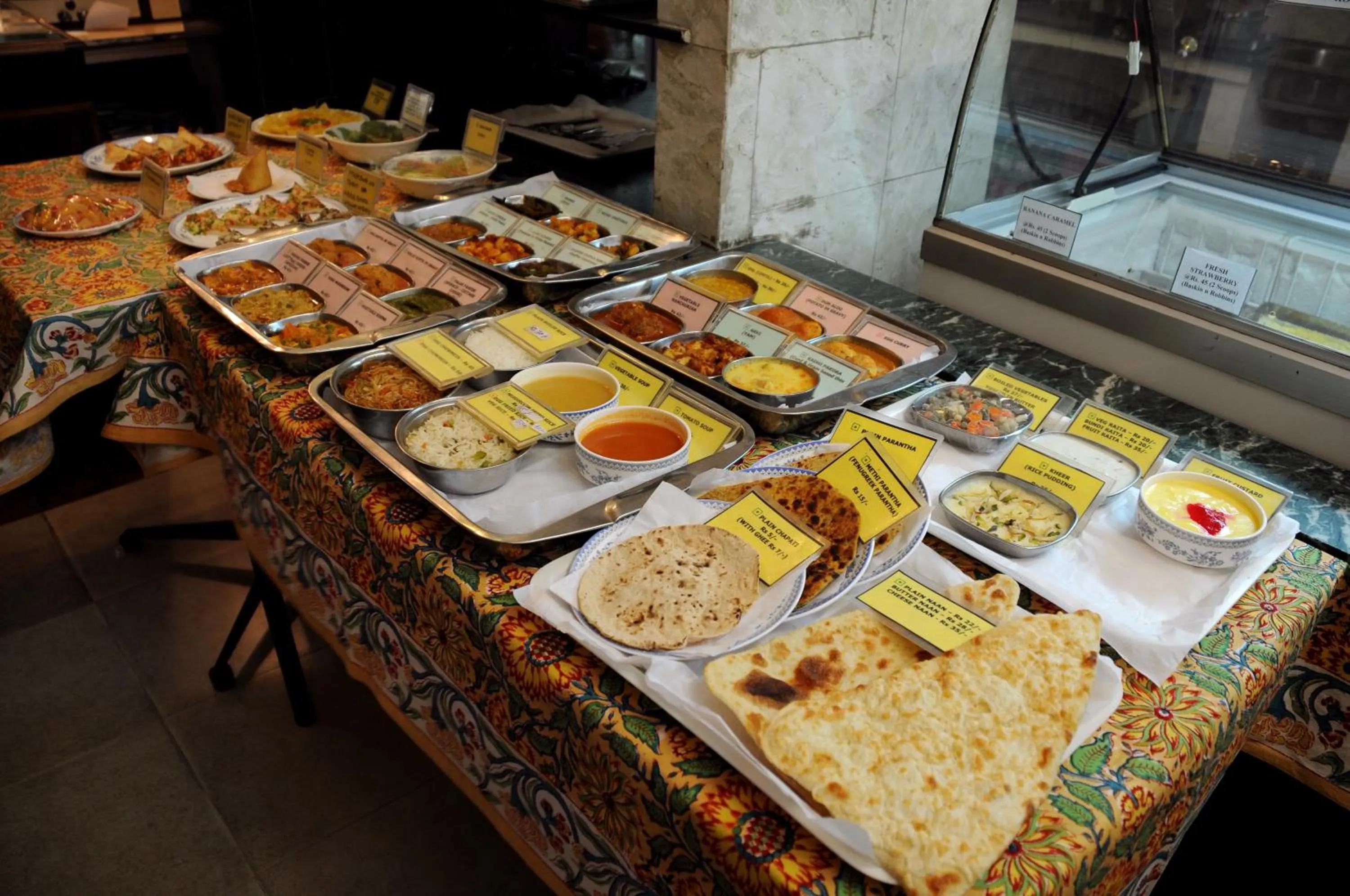 Restaurant/places to eat in Hotel Arya Niwas