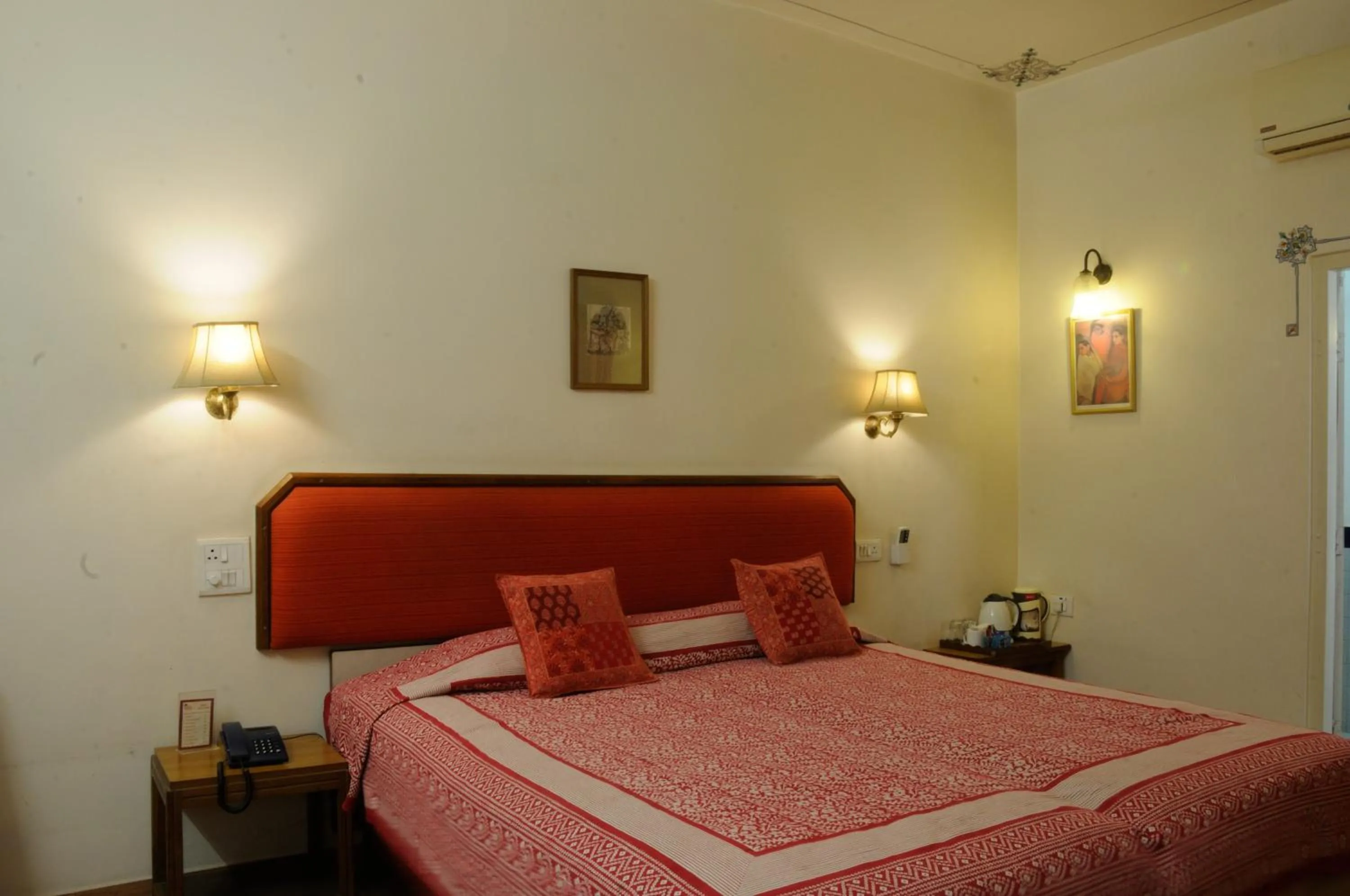 Bedroom, Bed in Hotel Arya Niwas