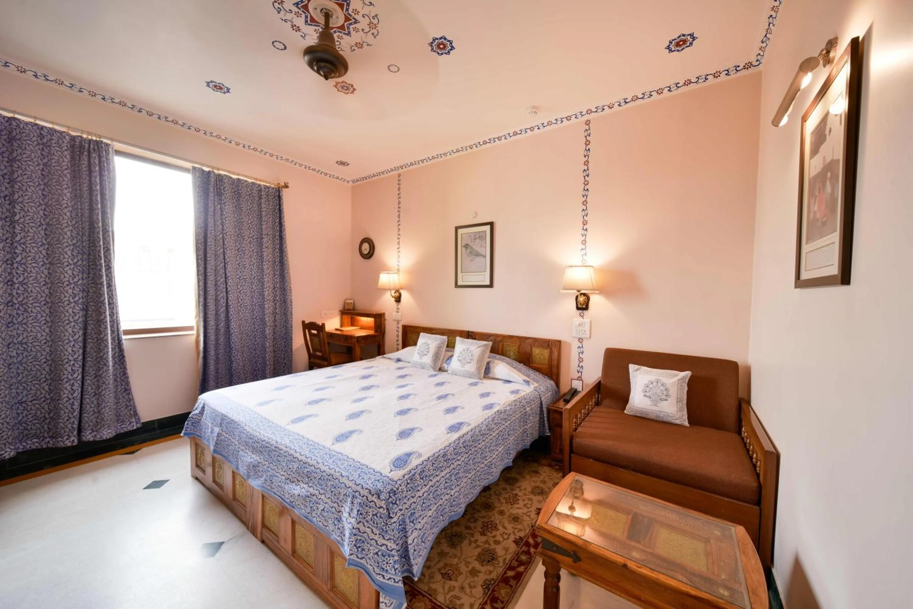 Seating area, Bed in Hotel Arya Niwas