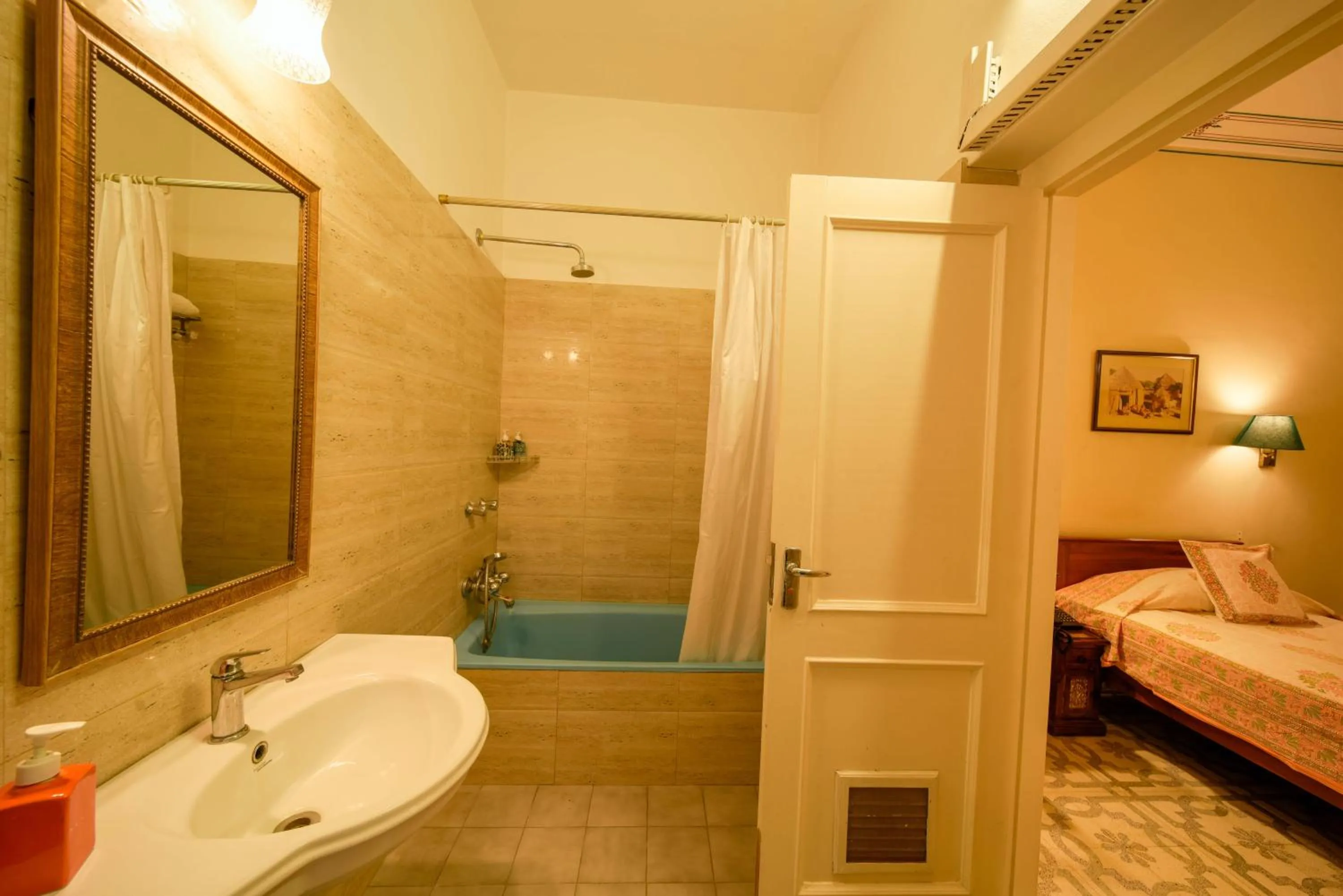 Bath, Bed in Hotel Arya Niwas