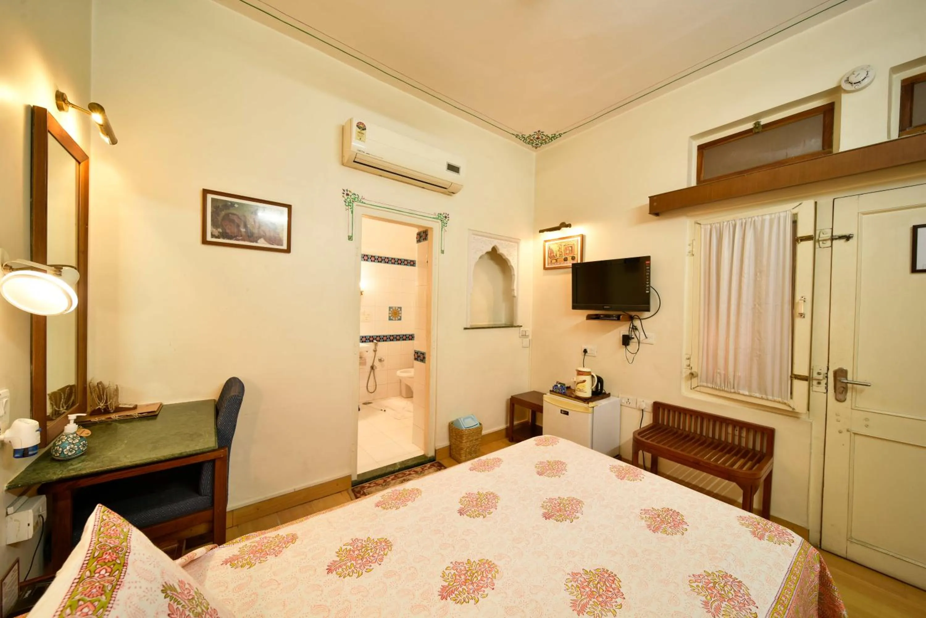 Bed in Hotel Arya Niwas