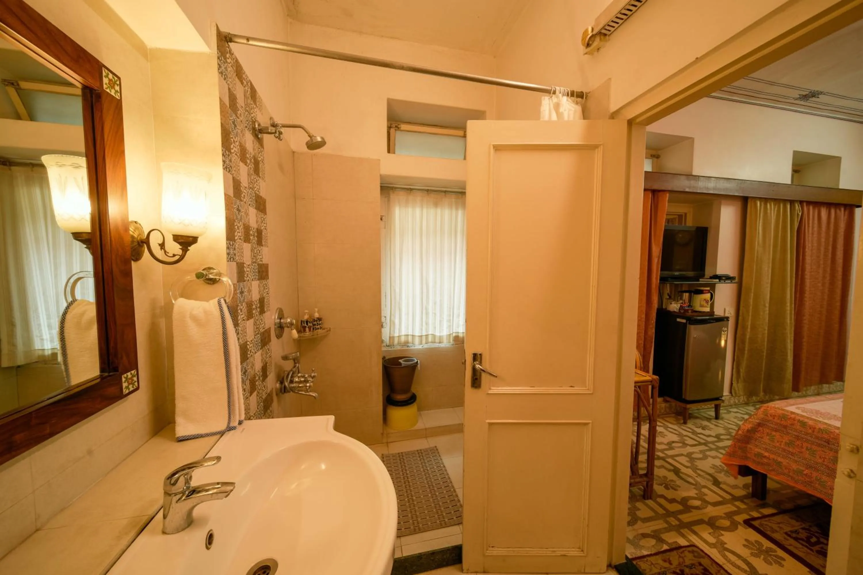 Shower in Hotel Arya Niwas