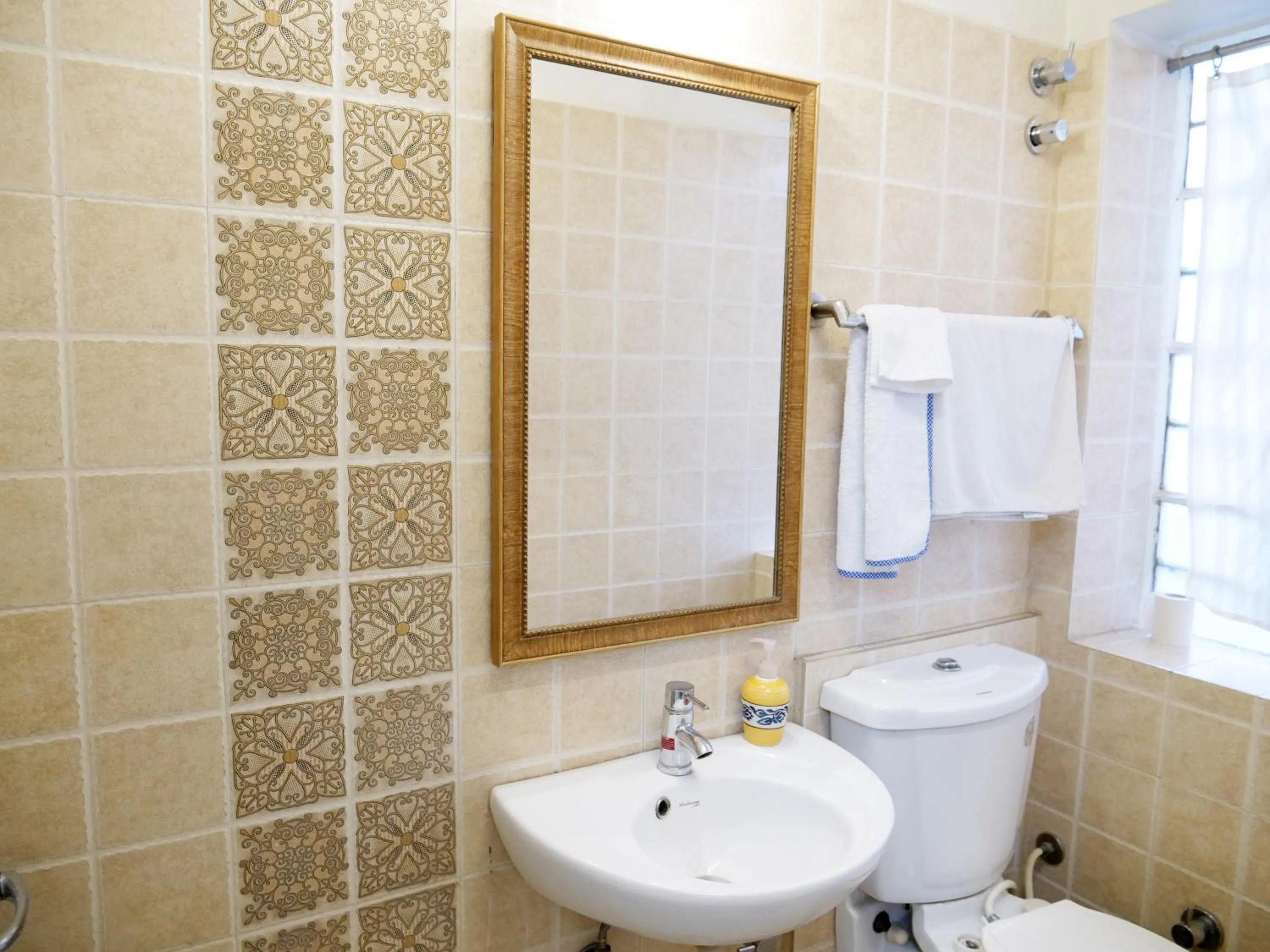 Bathroom in Hotel Arya Niwas