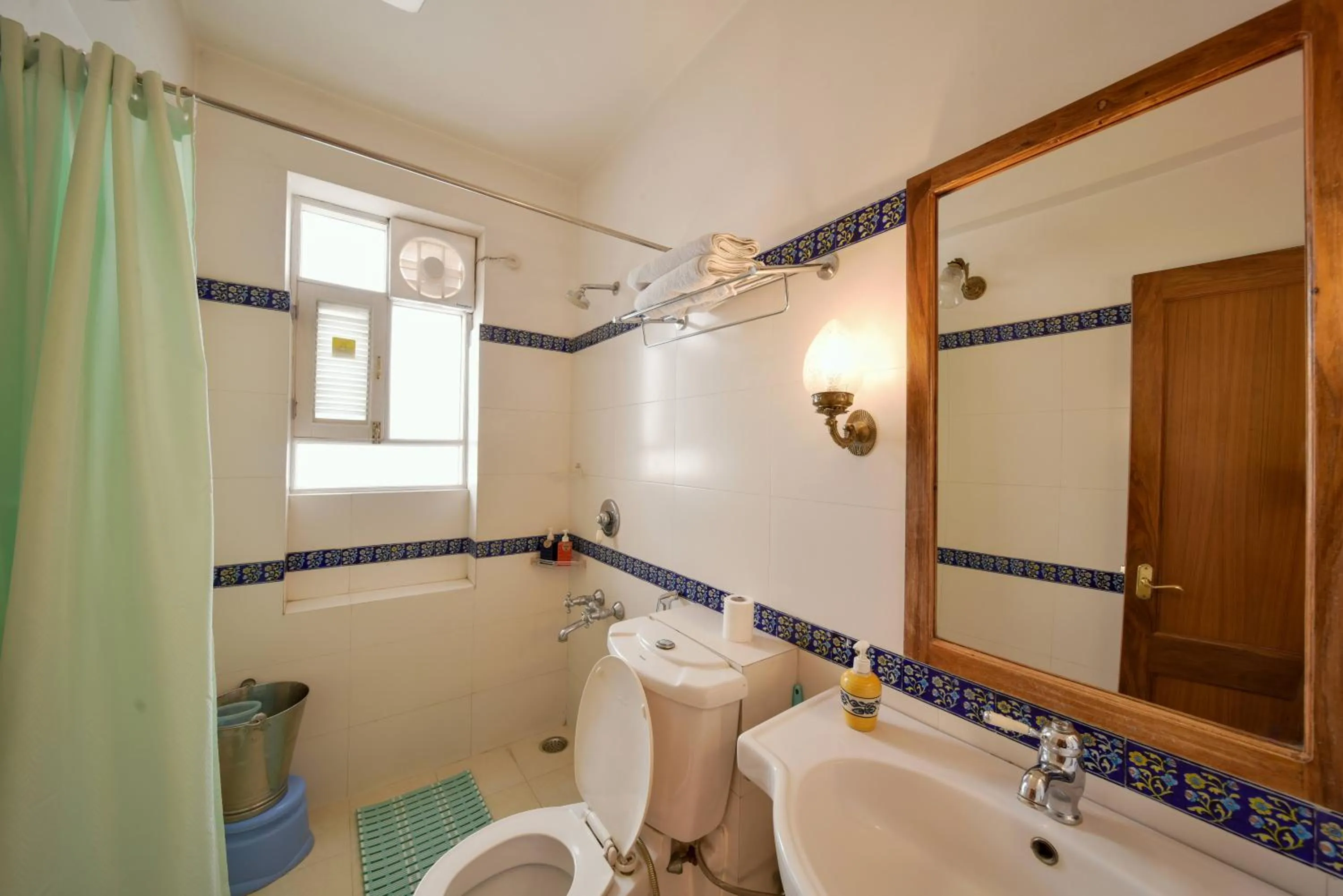 Shower in Hotel Arya Niwas