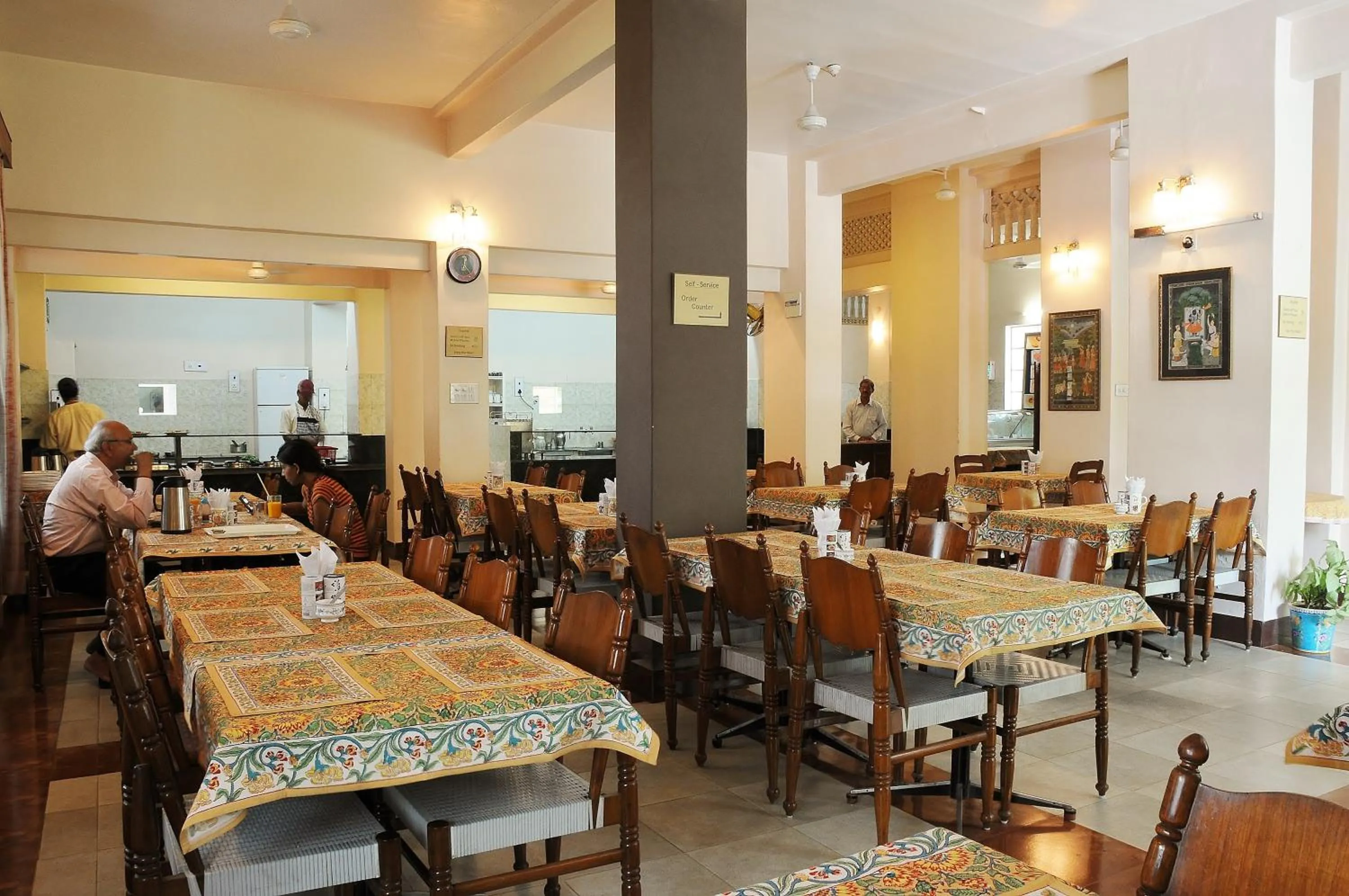 Restaurant/places to eat in Hotel Arya Niwas