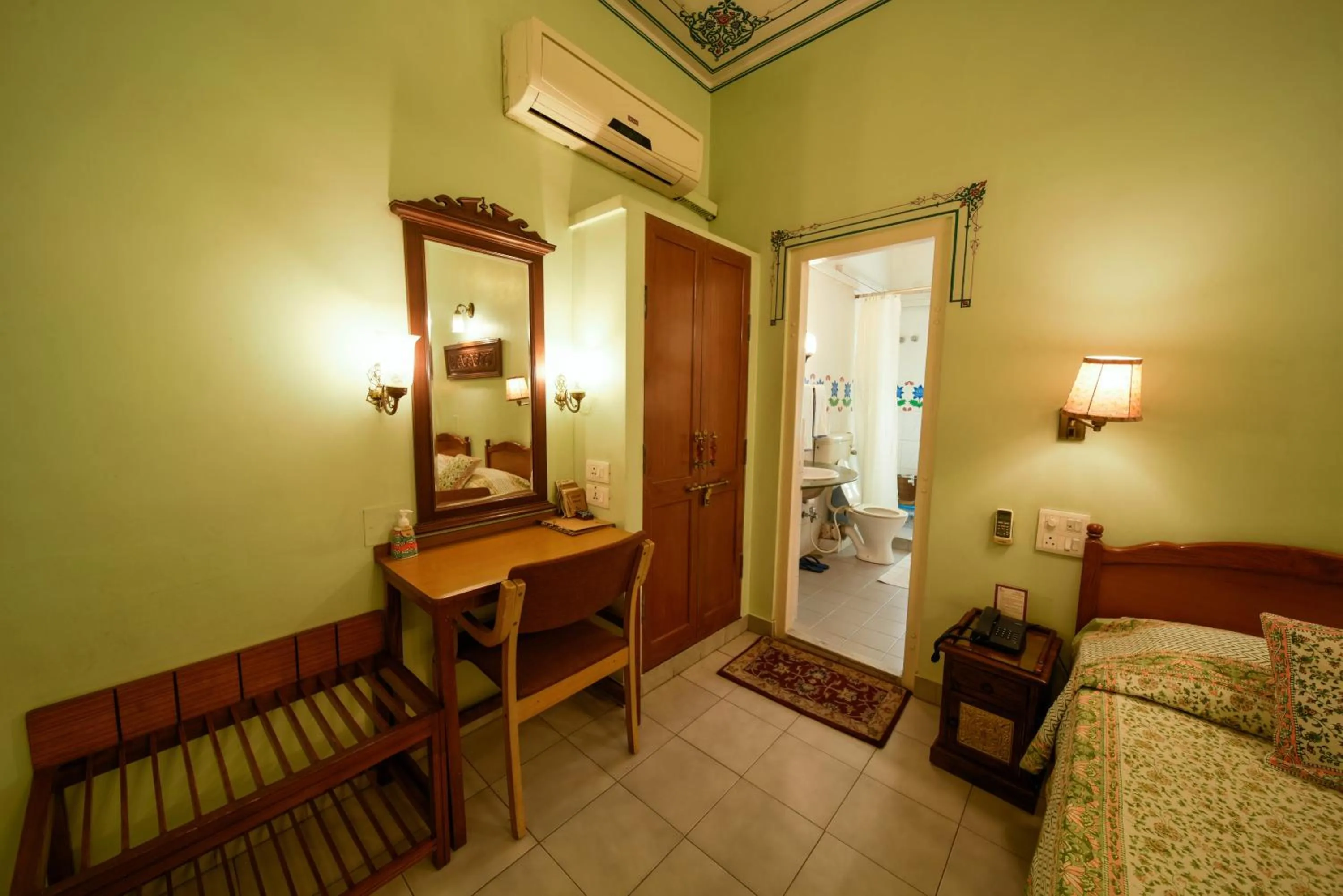 Bathroom, Bed in Hotel Arya Niwas