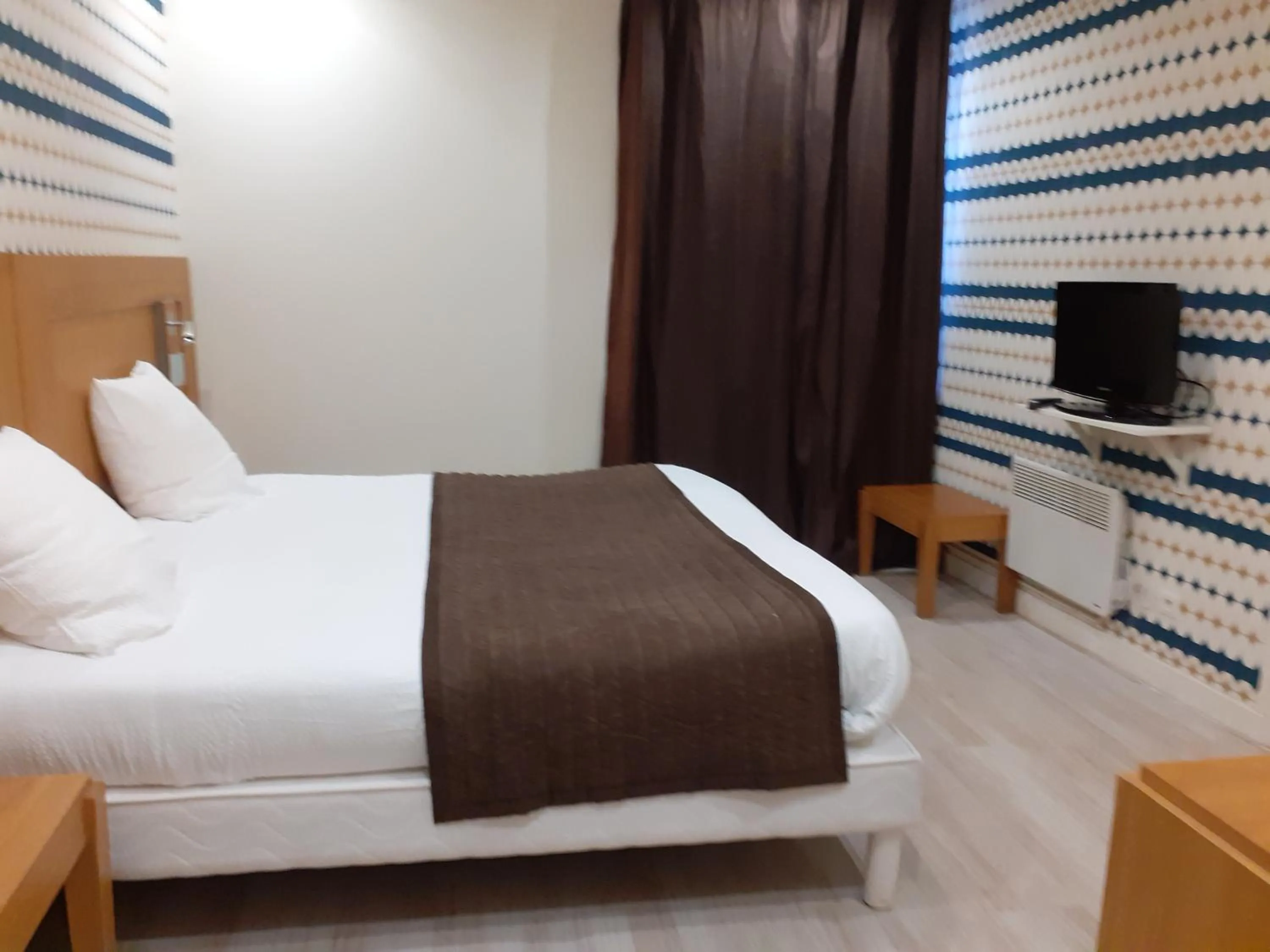 Bed in Logis Hôtel Restaurant de l'Ecu