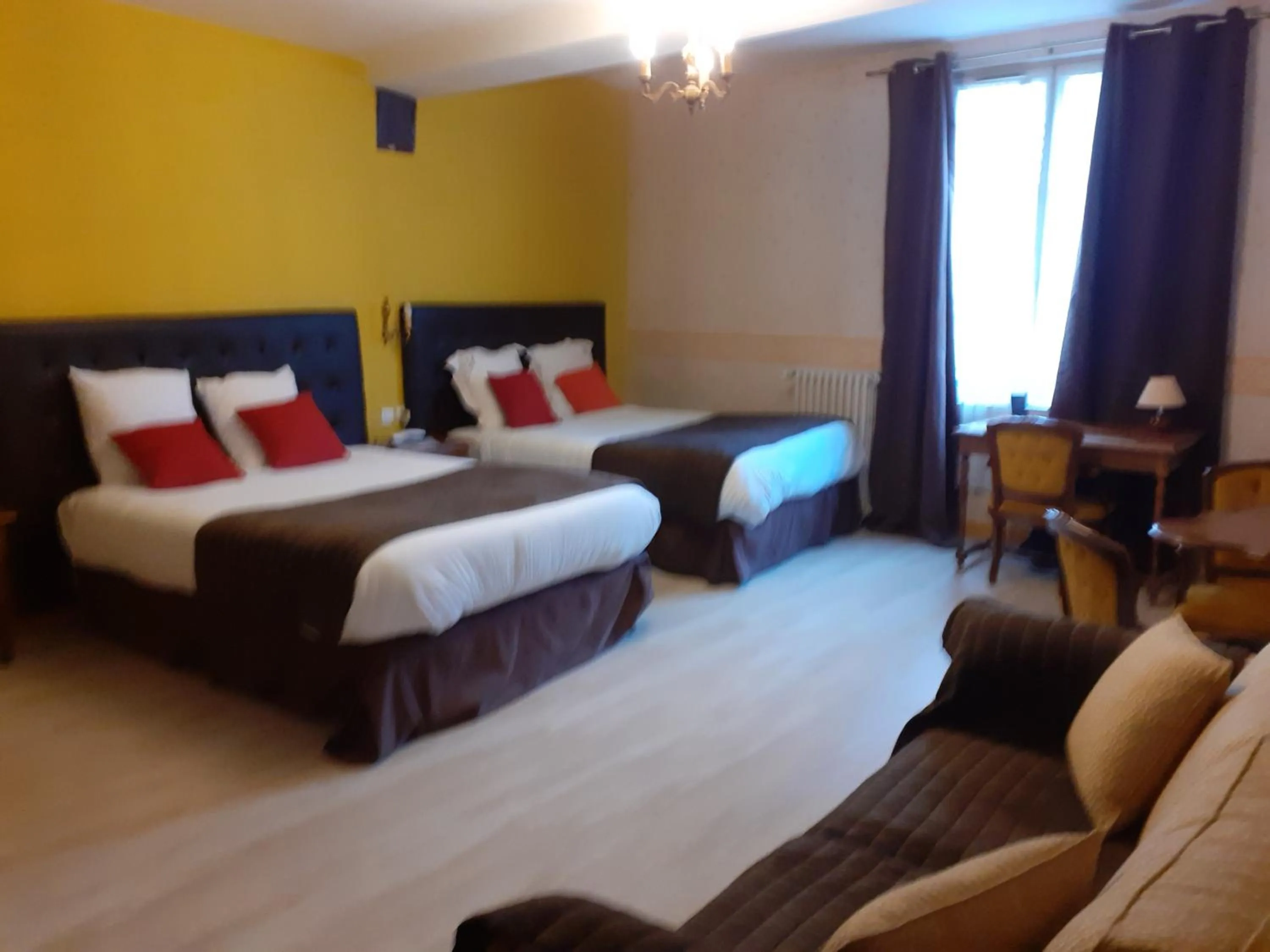 Bed in Logis Hôtel Restaurant de l'Ecu