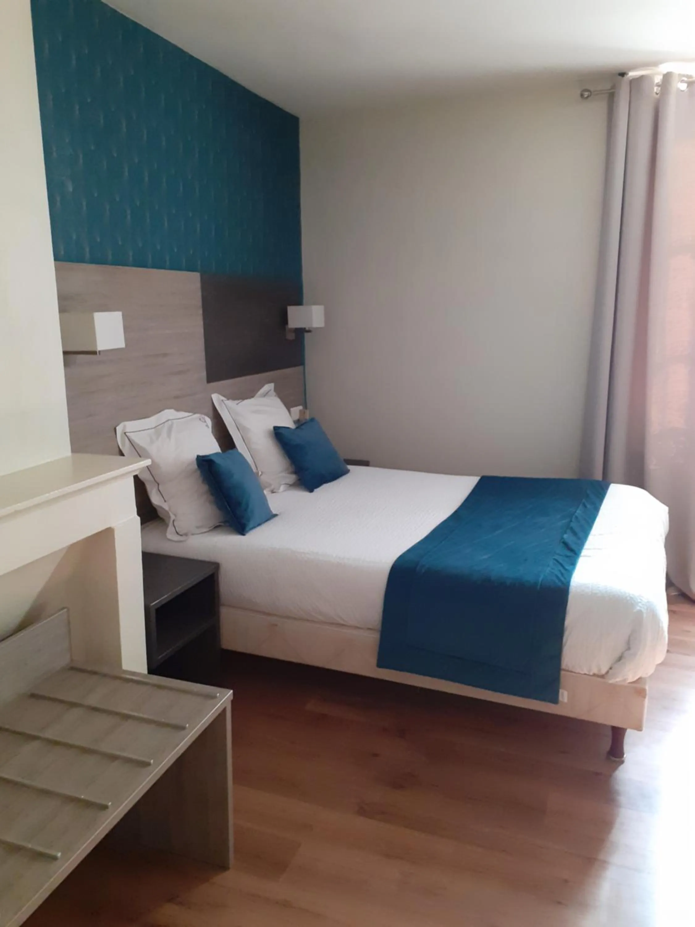 Bed in Logis Hôtel Restaurant de l'Ecu