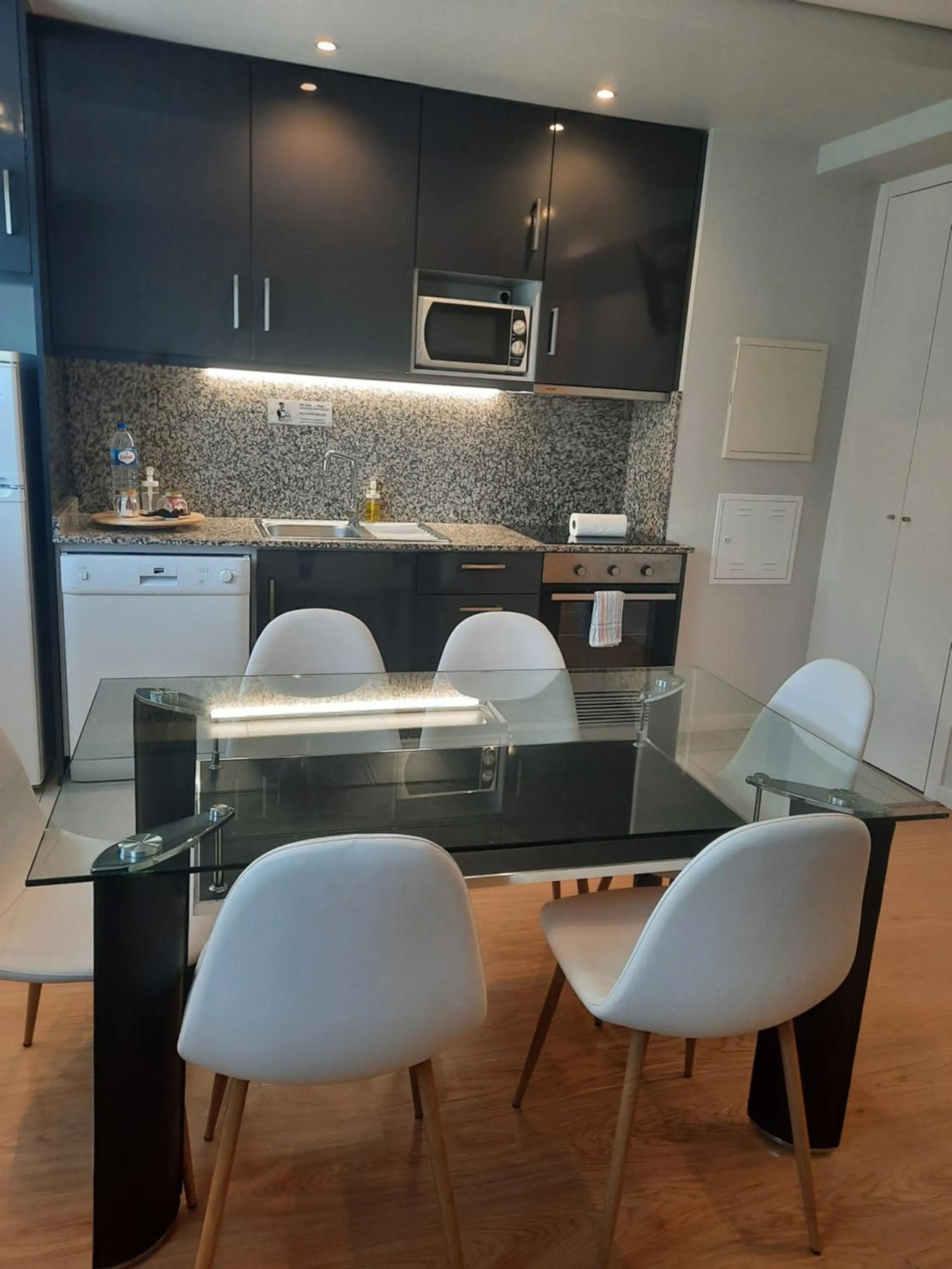 Kitchen or kitchenette in Apartamentos Portodouro - Santa Catarina