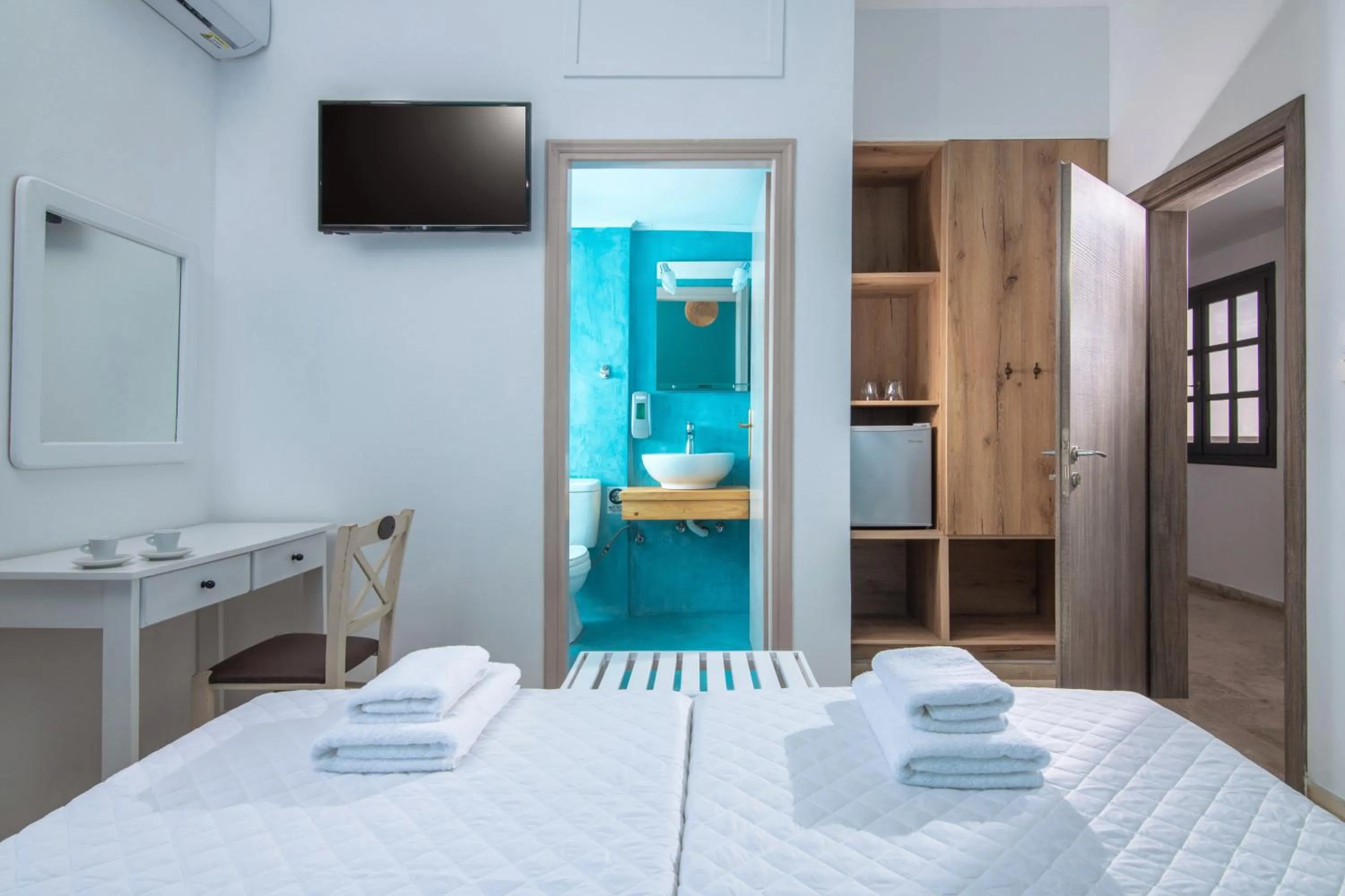 Photo of the whole room, Bed in Anemos Inn by Estia