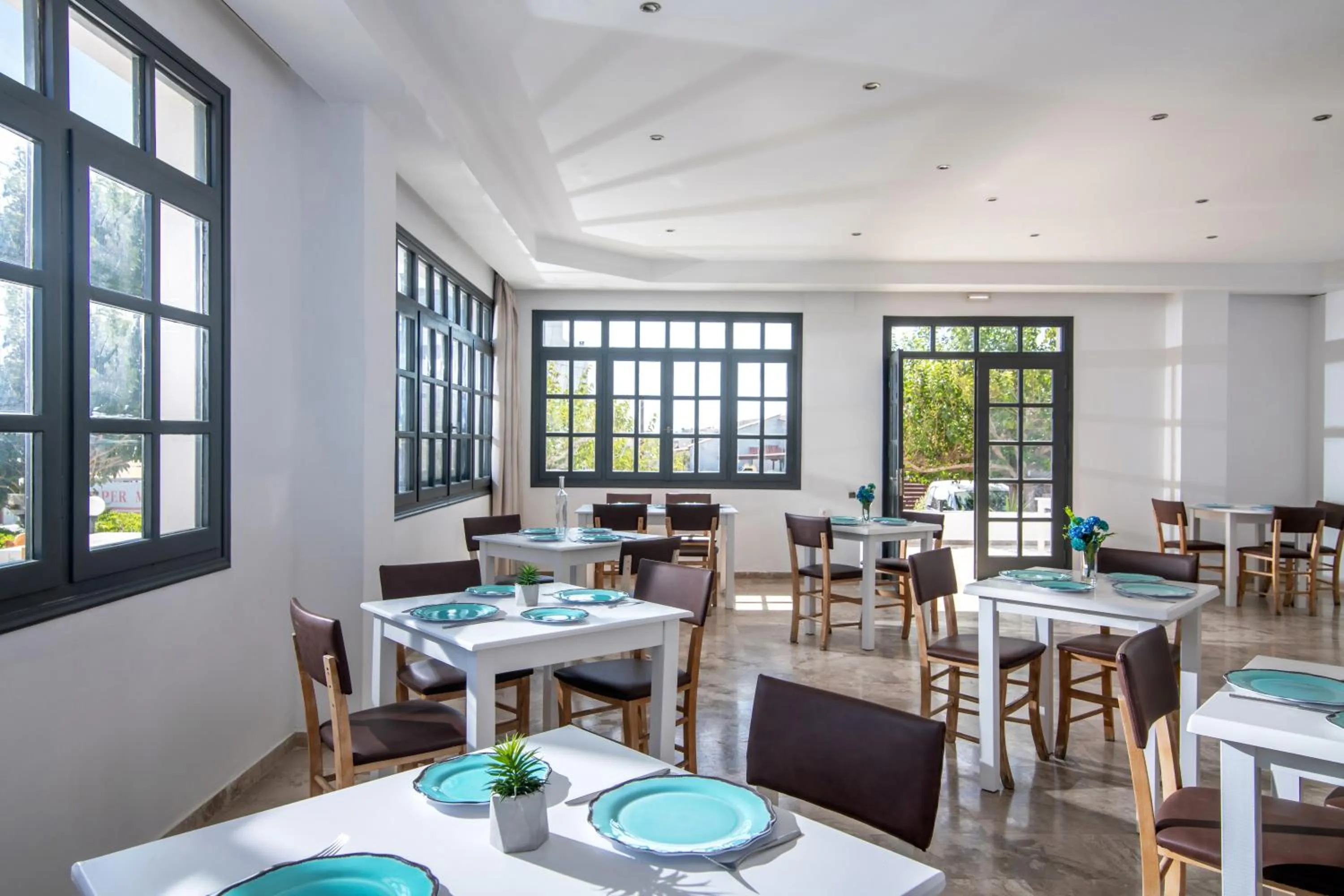 Restaurant/places to eat in Anemos Inn by Estia