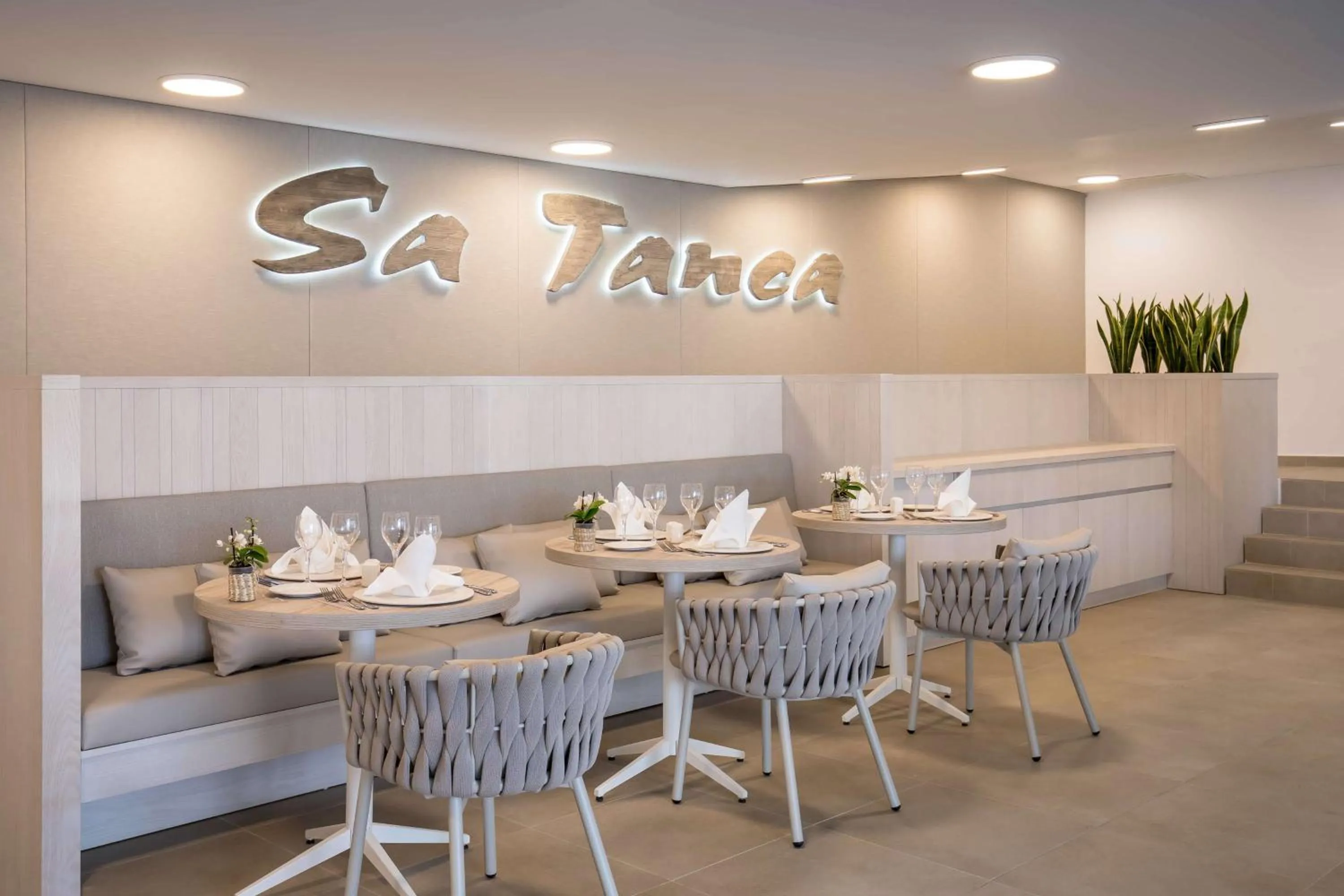 Restaurant/places to eat in Barceló Nura