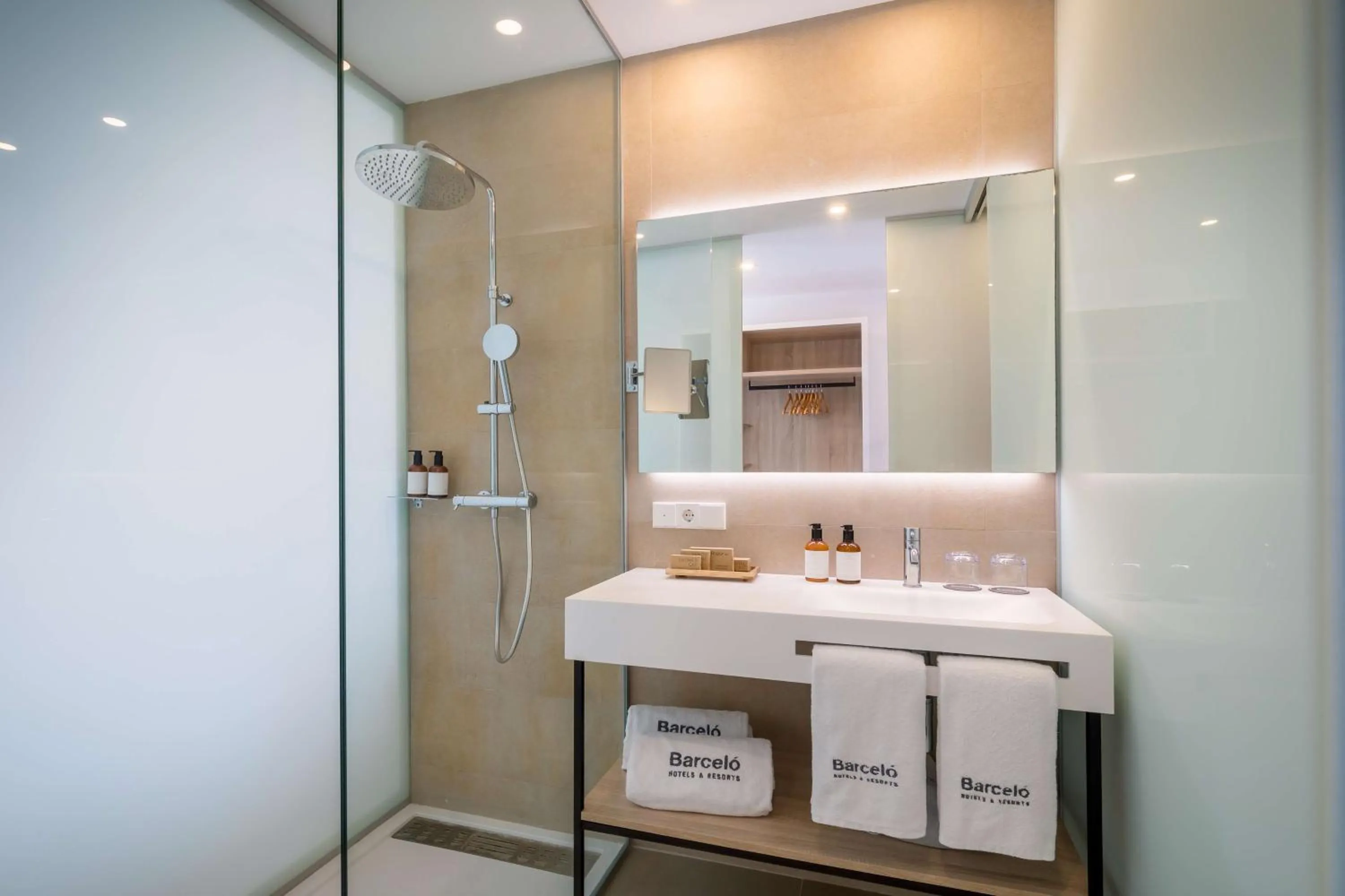 Photo of the whole room in Barceló Nura