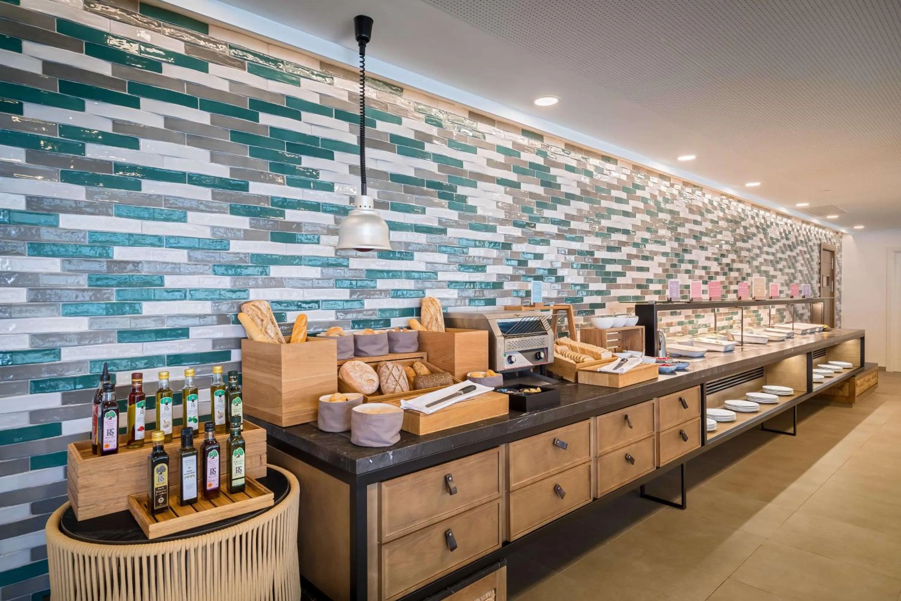 Restaurant/places to eat in Barceló Nura