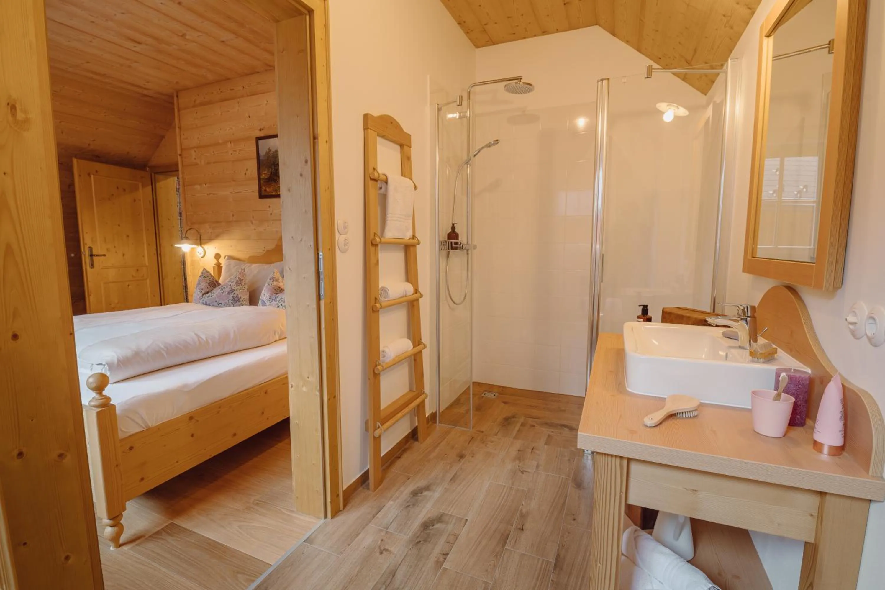 Shower, Bed in Narzissendorf Zloam