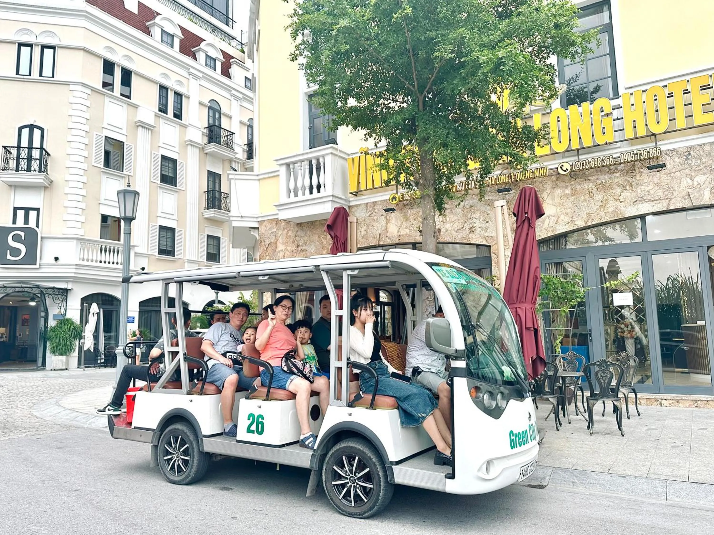 group of guests in VĨNH KHANG HẠ LONG HOTEL
