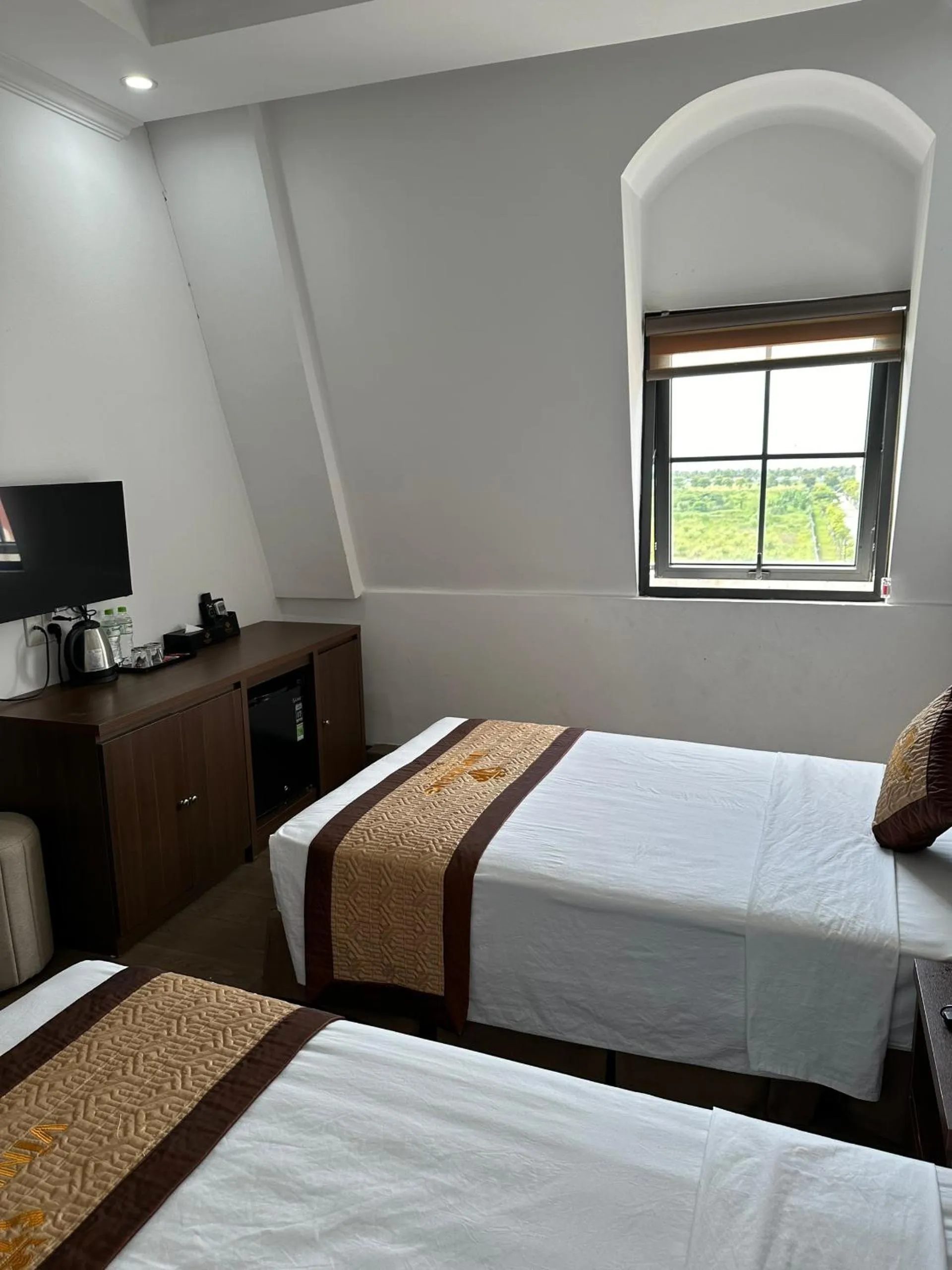 Photo of the whole room, Bed in VĨNH KHANG HẠ LONG HOTEL