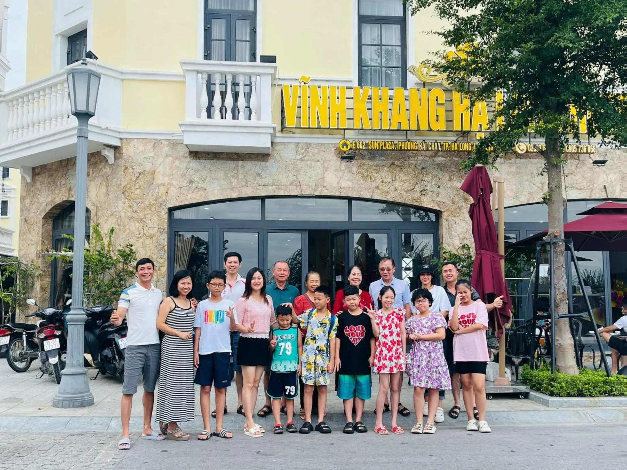 group of guests in VĨNH KHANG HẠ LONG HOTEL