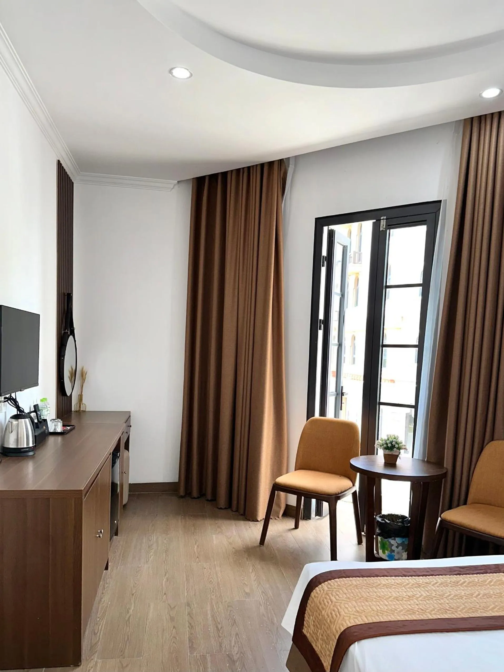 Photo of the whole room, Bed in VĨNH KHANG HẠ LONG HOTEL