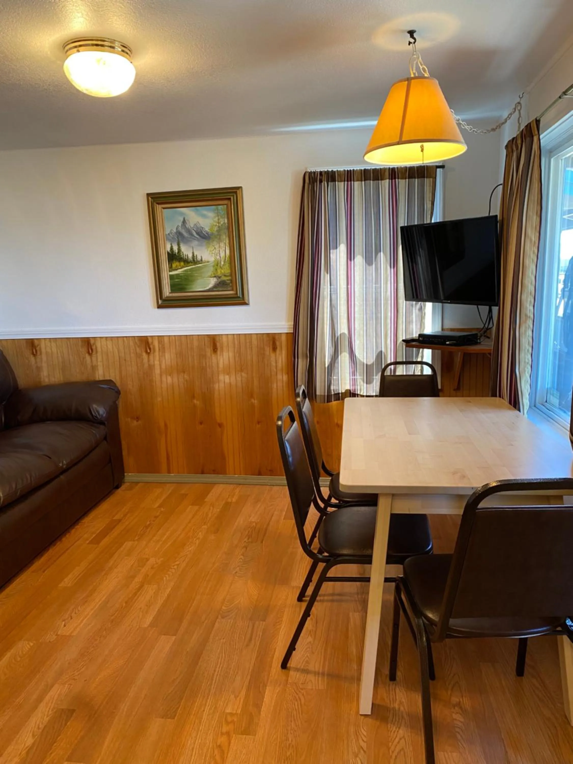 Dining area in Oceanside Ocean Front Cabins