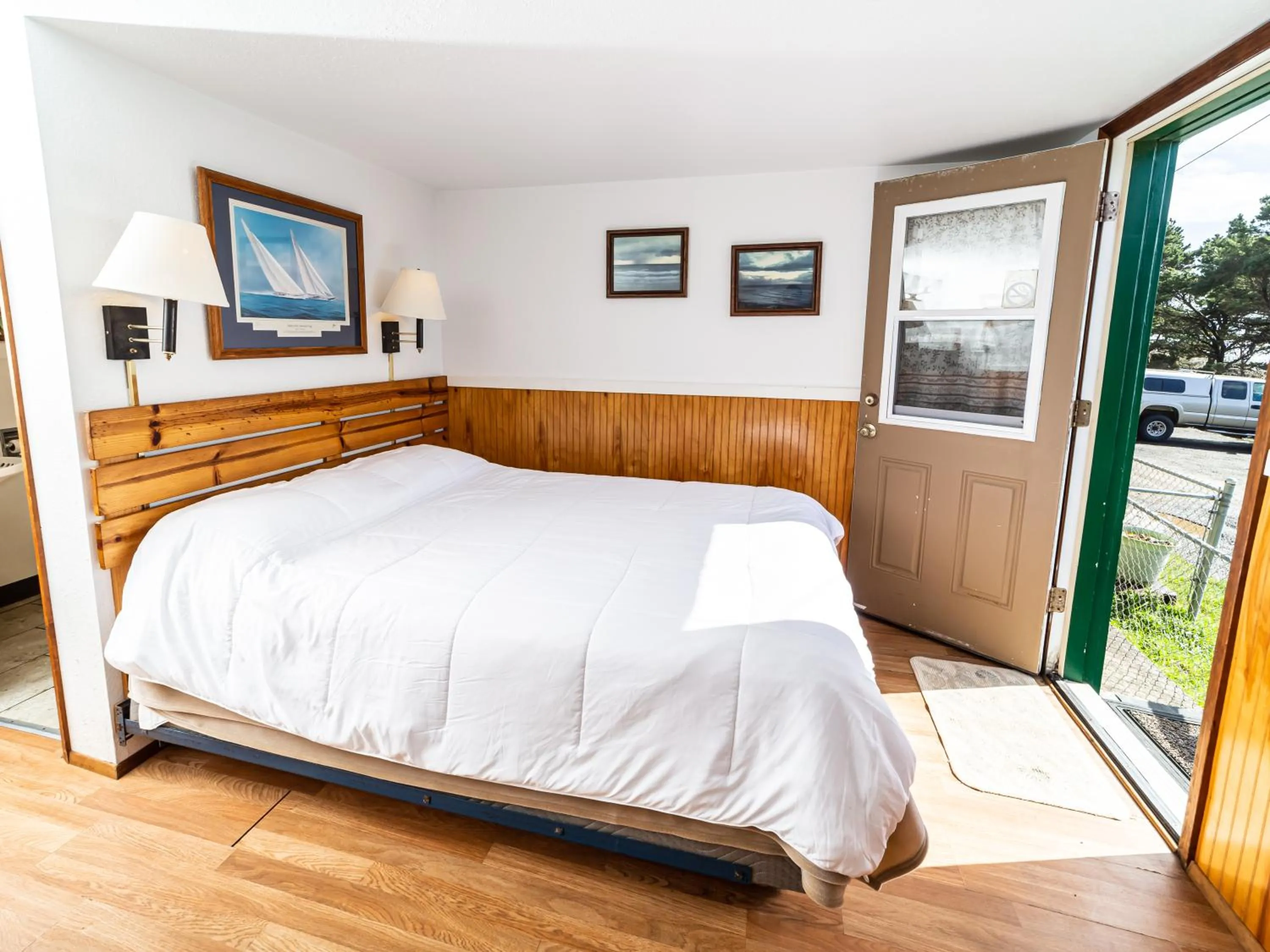 Bedroom, Bed in Oceanside Ocean Front Cabins