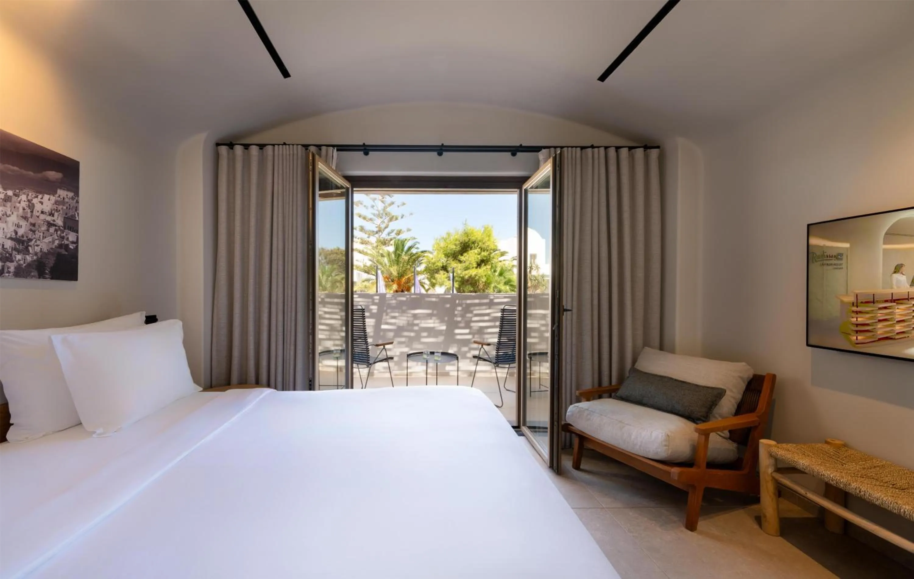 Bedroom, Bed in Radisson Blu Zaffron Resort, Santorini