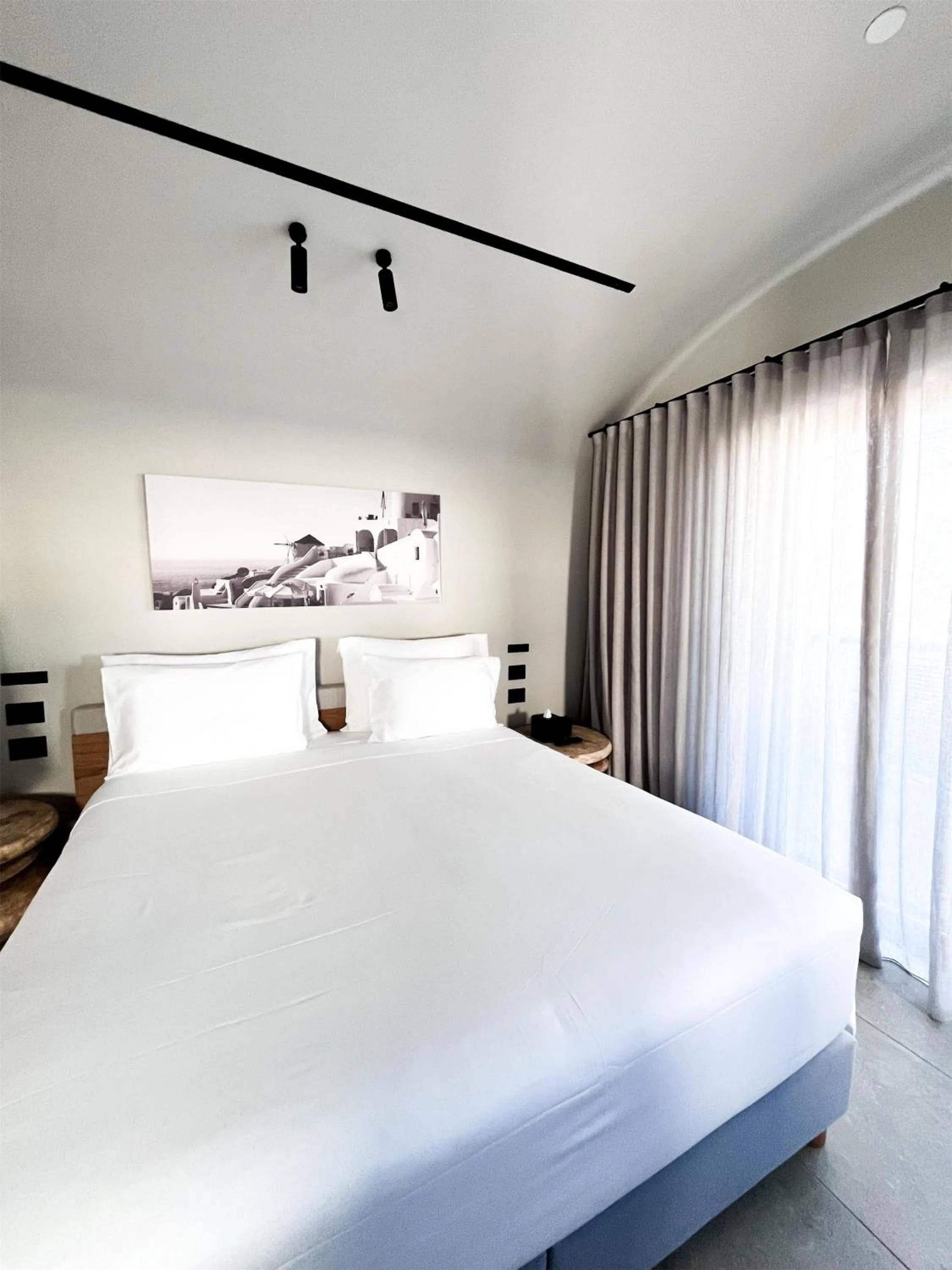 Bedroom, Bed in Radisson Blu Zaffron Resort, Santorini