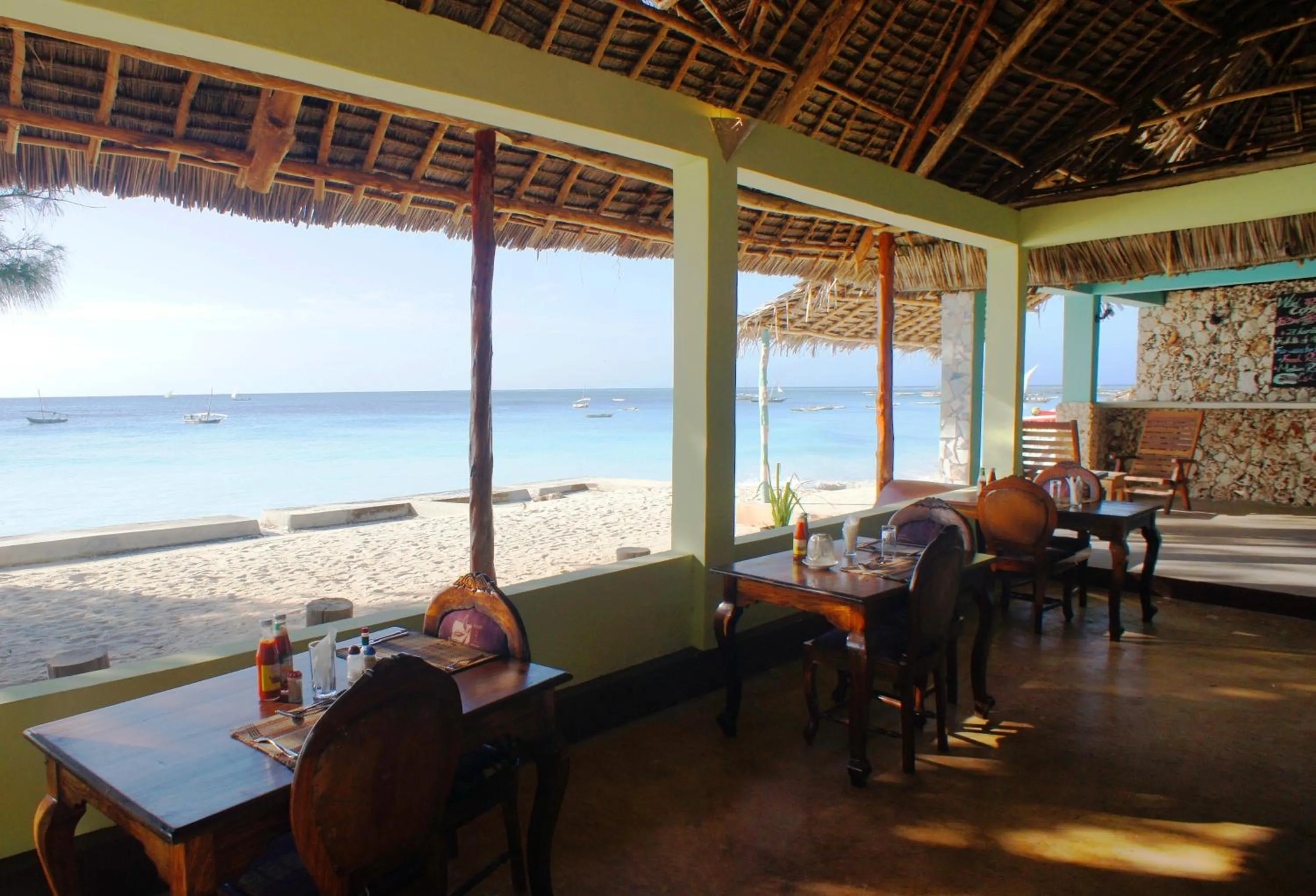 Restaurant/places to eat in Smiles Beach Hotel