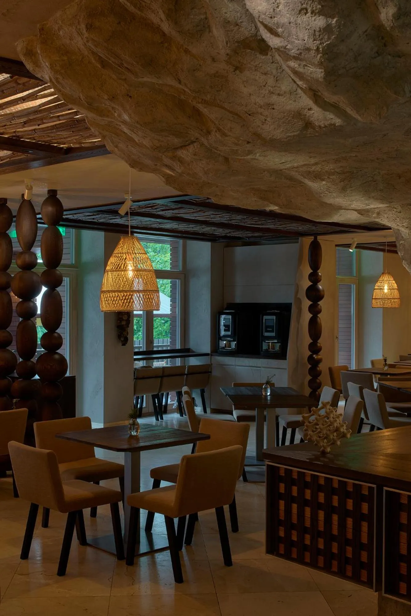 Restaurant/places to eat in Mana Suites & Sea SPA