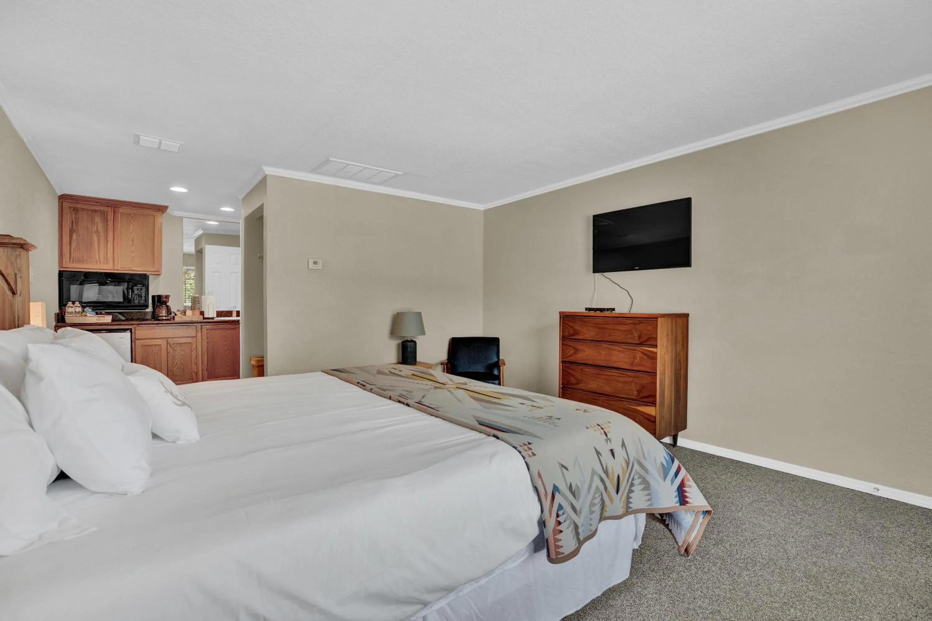 Bed in Maven's Inn & Grill