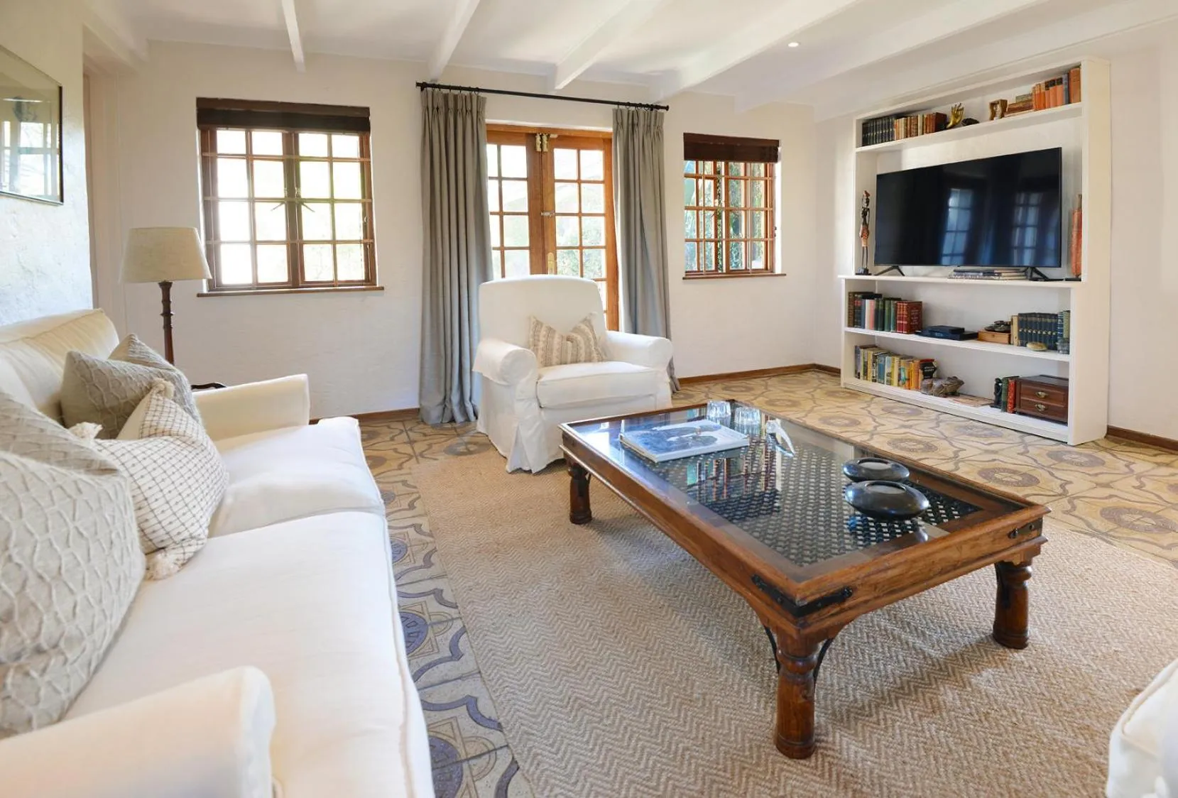 Communal lounge/ TV room in Tomjachu Bush Retreat