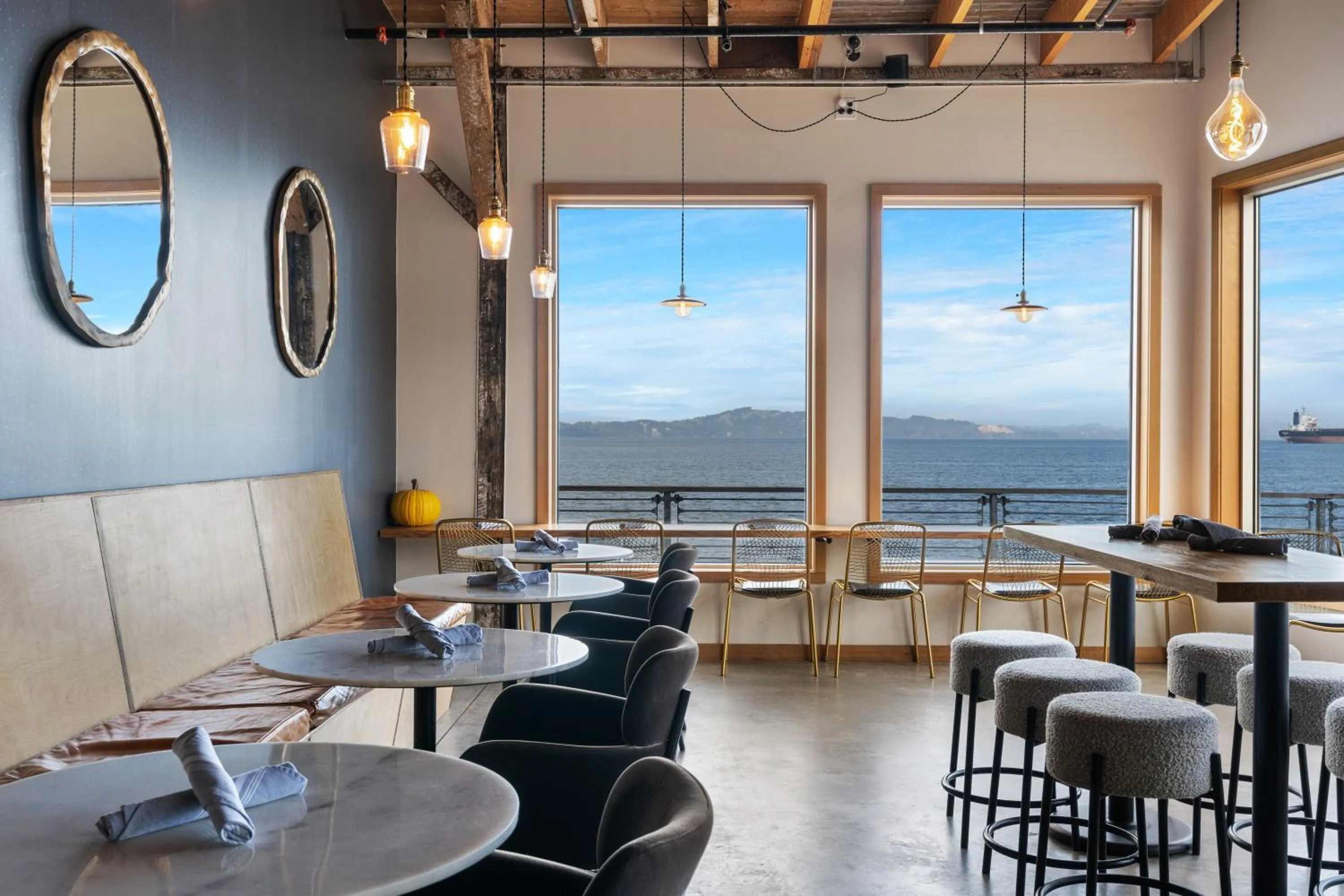 Restaurant/places to eat in Bowline Hotel