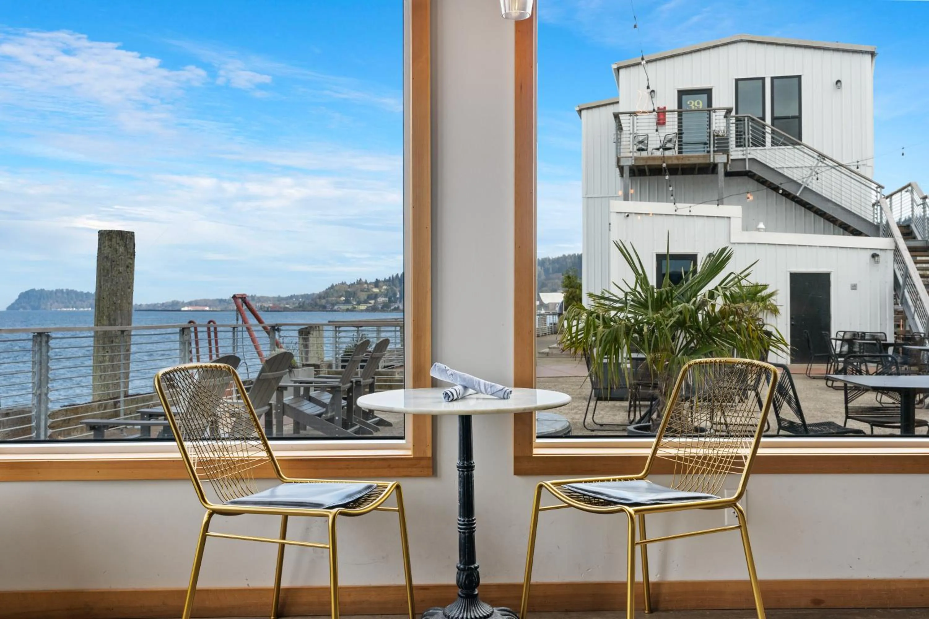 Restaurant/places to eat in Bowline Hotel