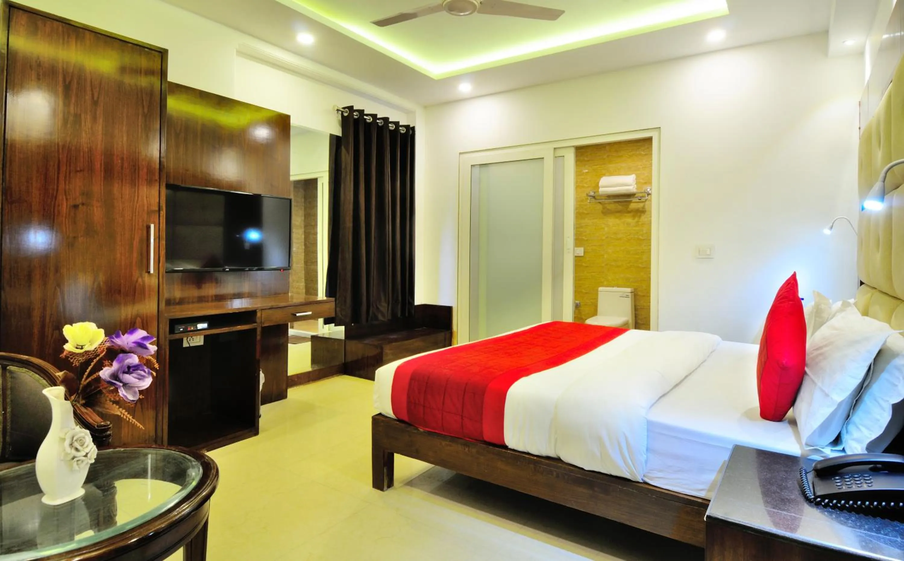 Communal lounge/ TV room, Bed in The Yuvraj By LIVIQ