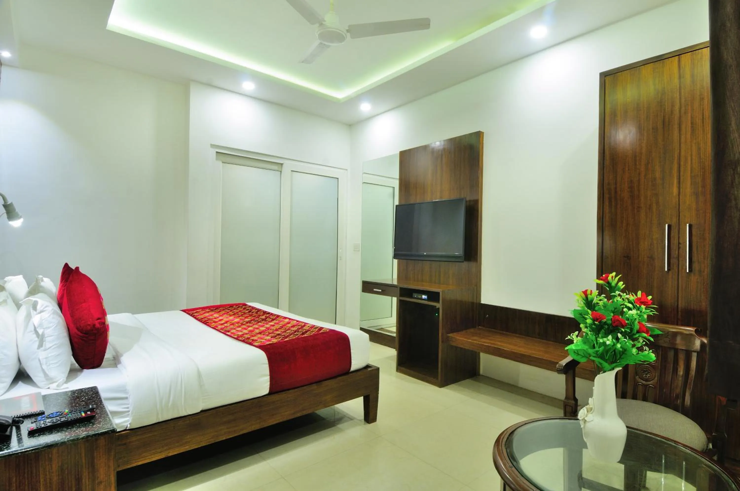 Communal lounge/ TV room, Bed in The Yuvraj By LIVIQ