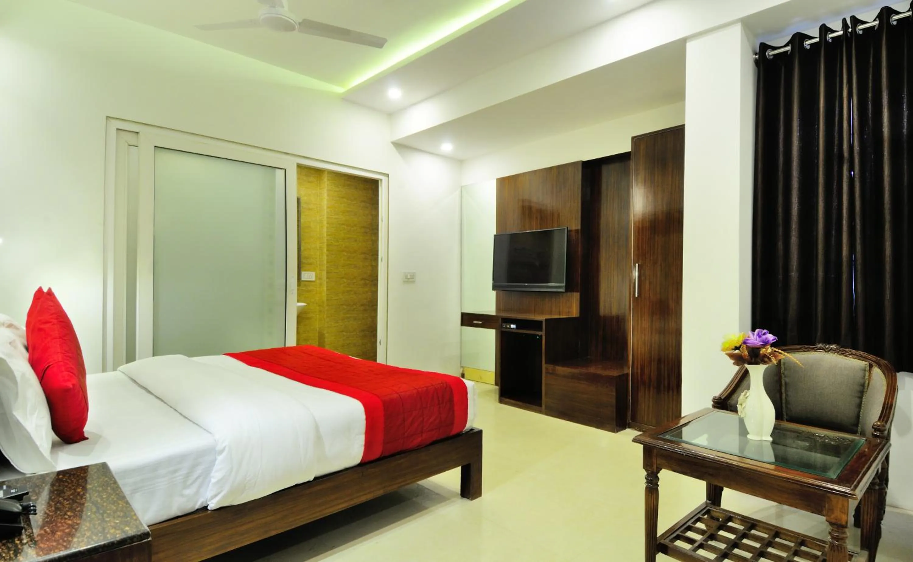 Photo of the whole room, Bed in The Yuvraj By LIVIQ