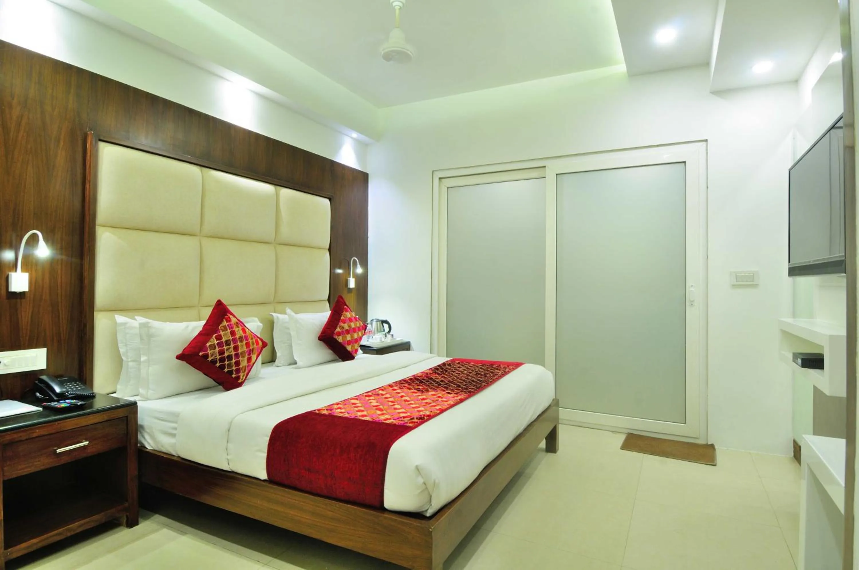 Bed in The Yuvraj By LIVIQ