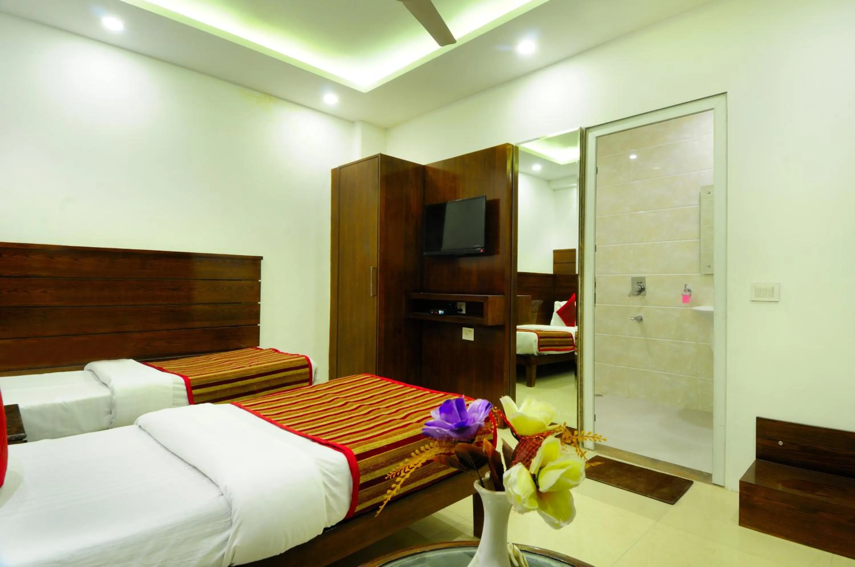 Photo of the whole room, Bed in The Yuvraj By LIVIQ