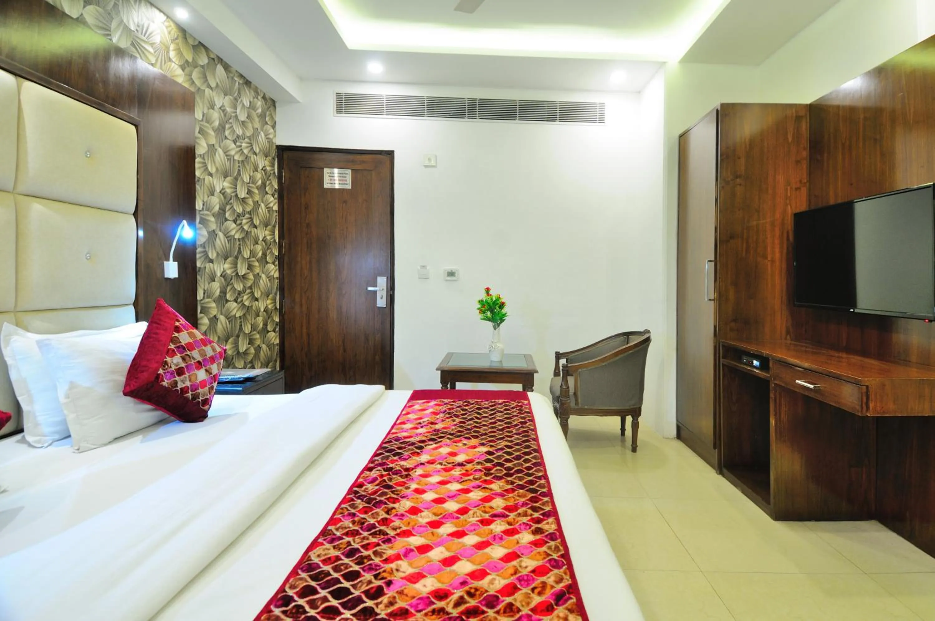 Communal lounge/ TV room, Bed in The Yuvraj By LIVIQ