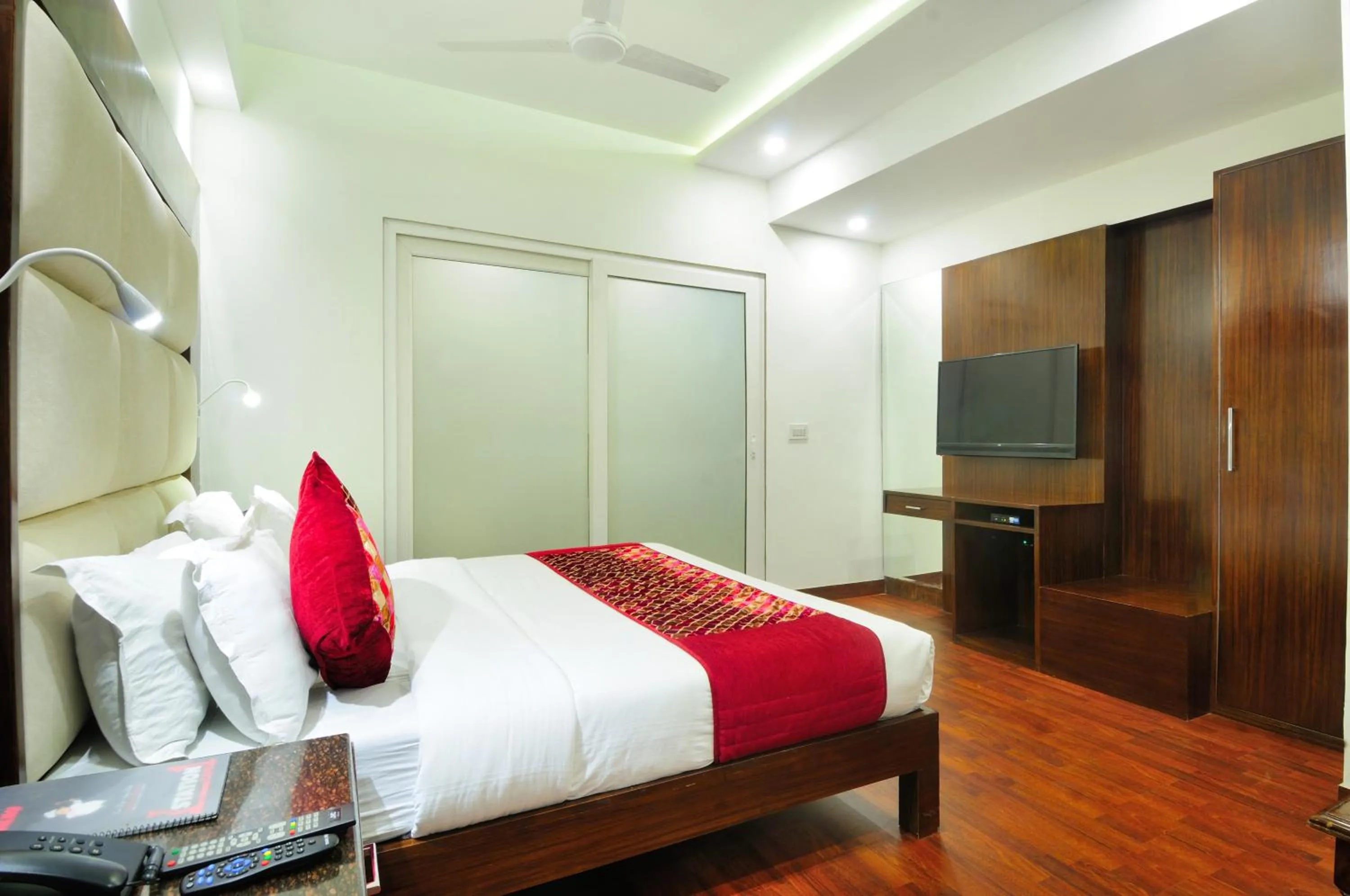 Communal lounge/ TV room, Bed in The Yuvraj By LIVIQ
