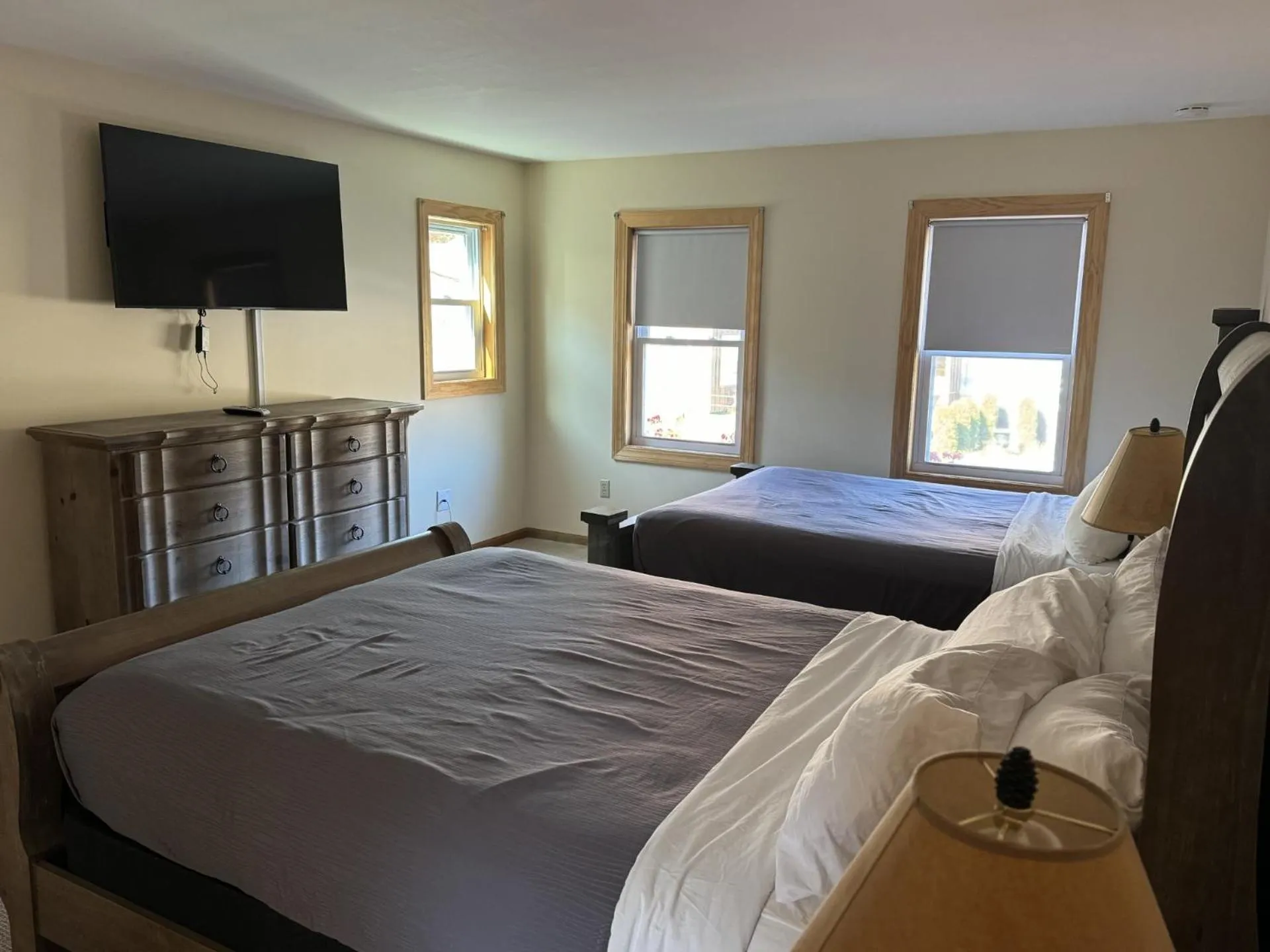 Bed in Mohican Resort Motel, Conveniently located to all Lake George attractions