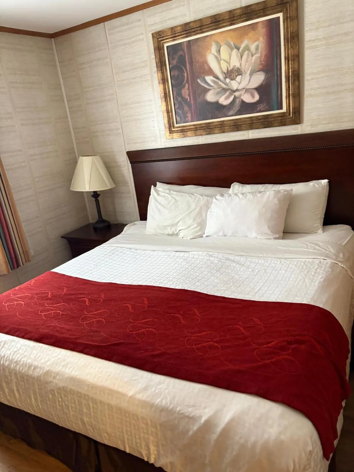 Bed in Mohican Resort Motel, Conveniently located to all Lake George attractions