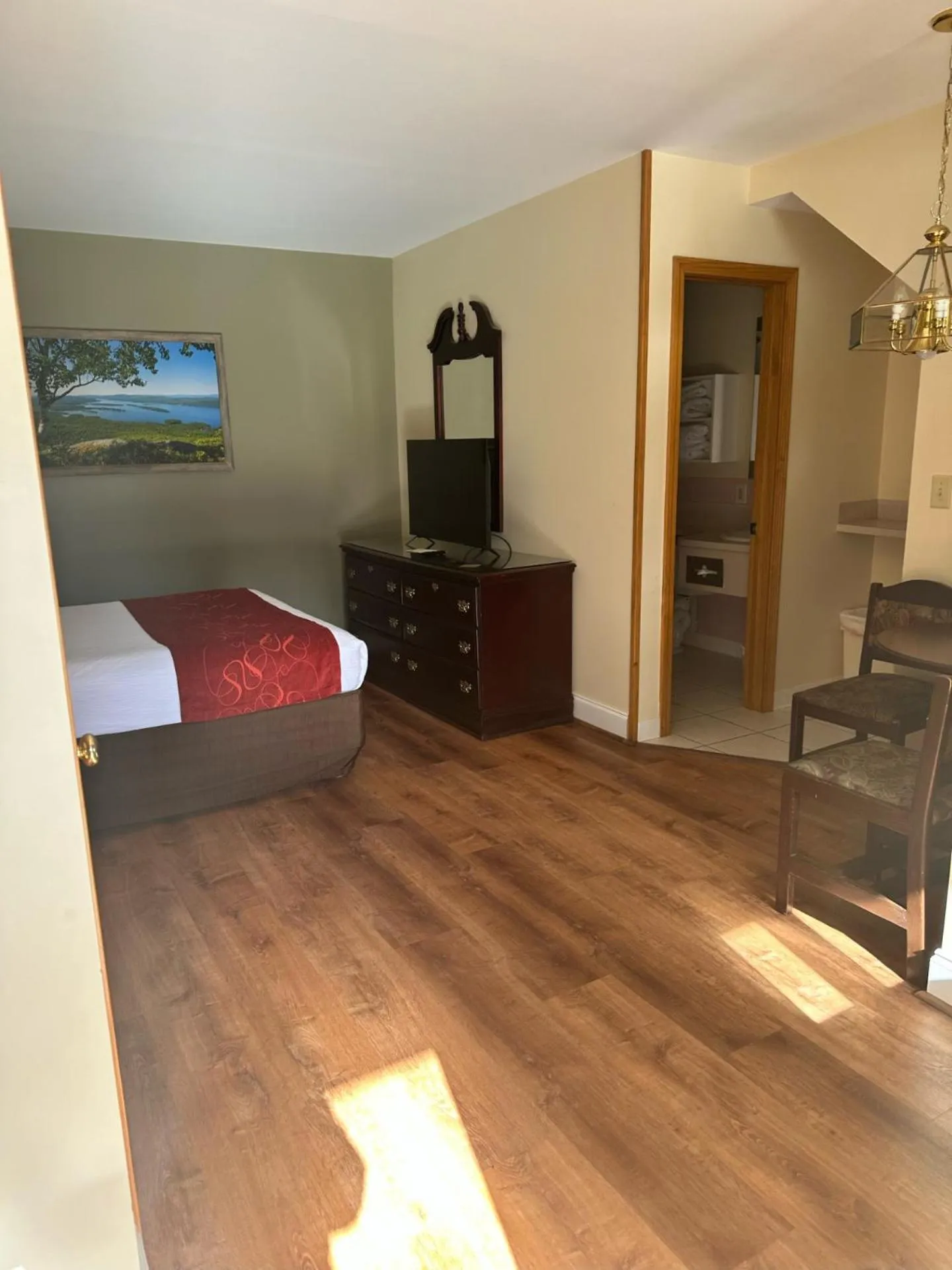 Bed in Mohican Resort Motel, Conveniently located to all Lake George attractions