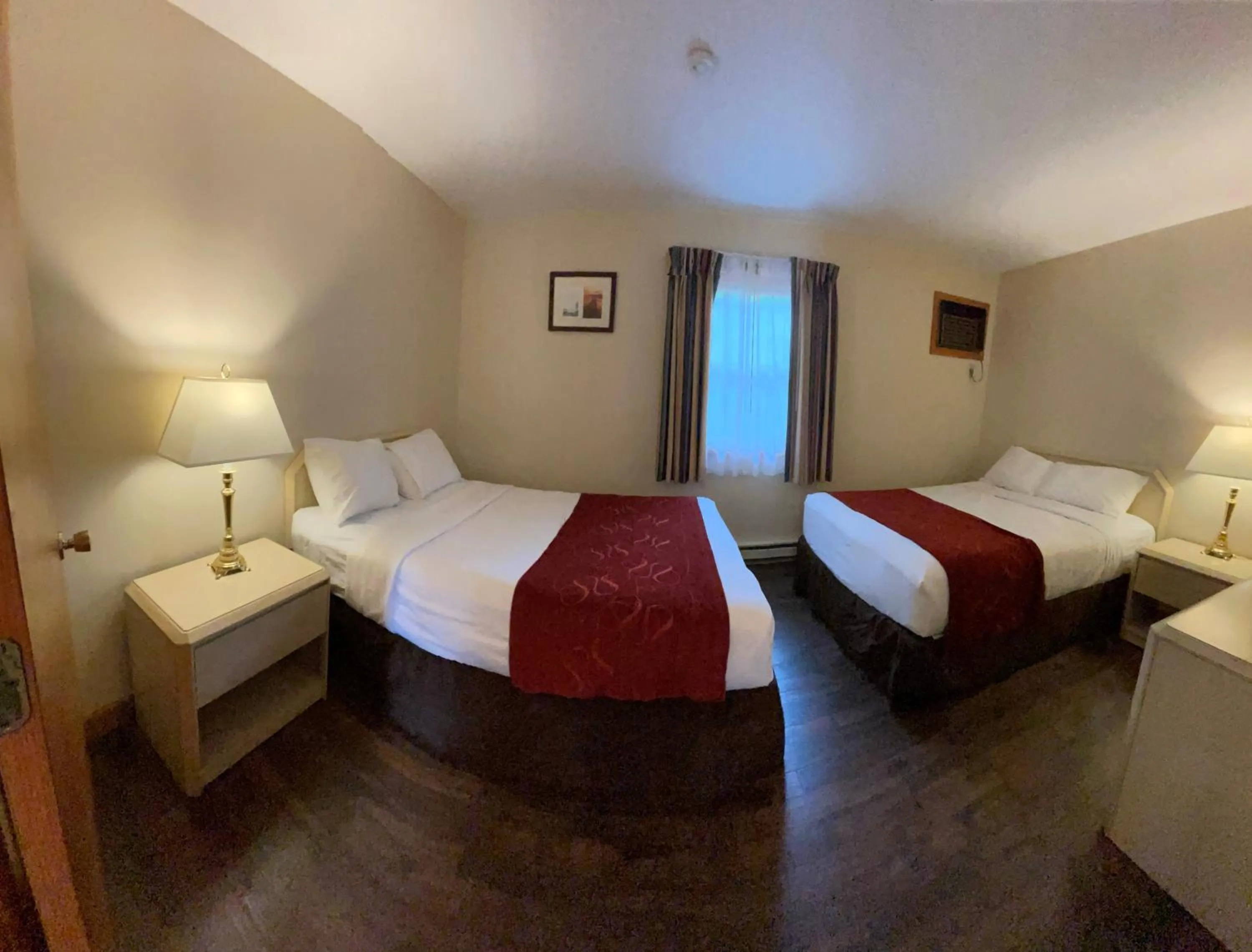 Bed in Mohican Resort Motel, Conveniently located to all Lake George attractions