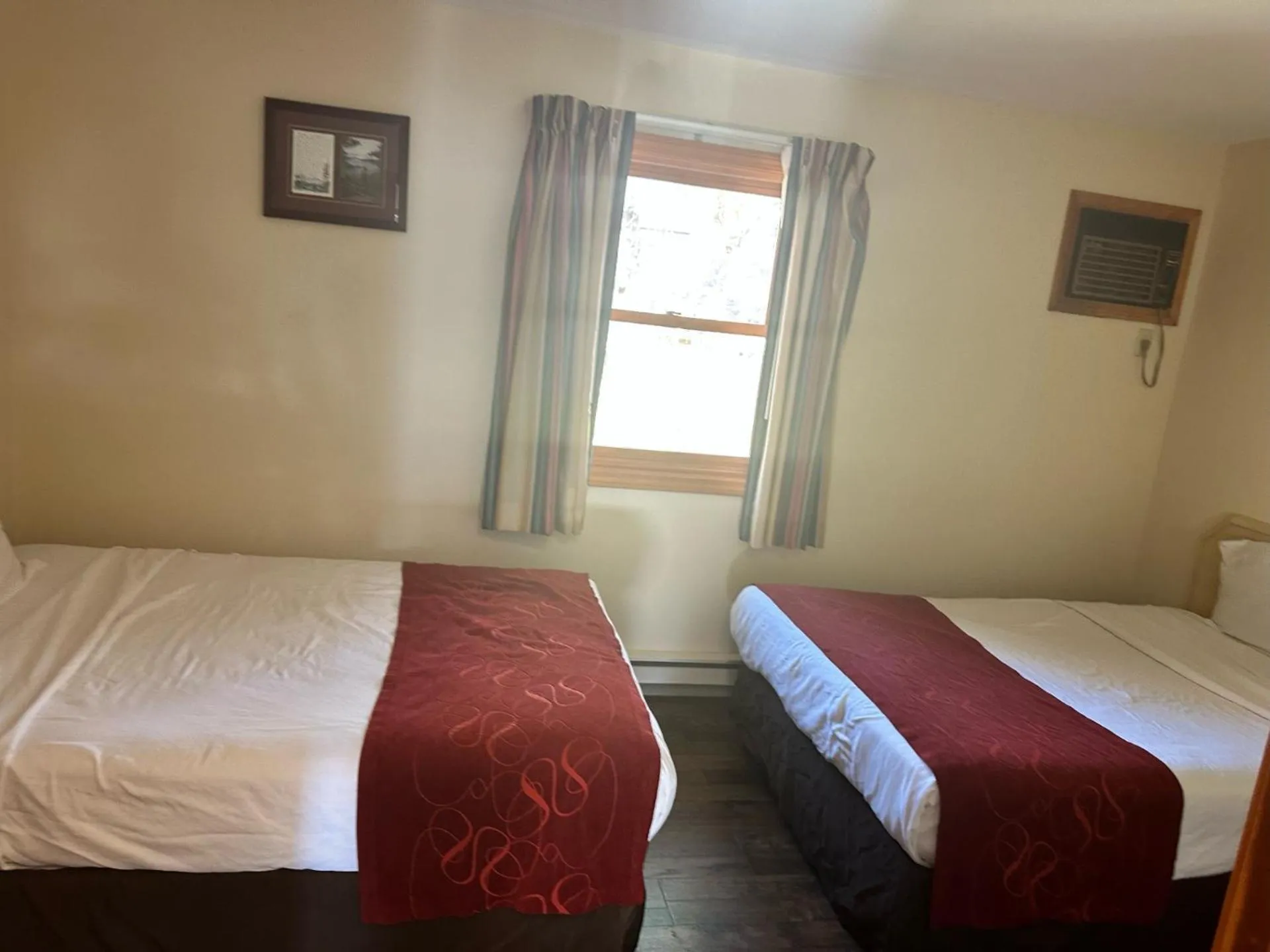 Bed in Mohican Resort Motel, Conveniently located to all Lake George attractions