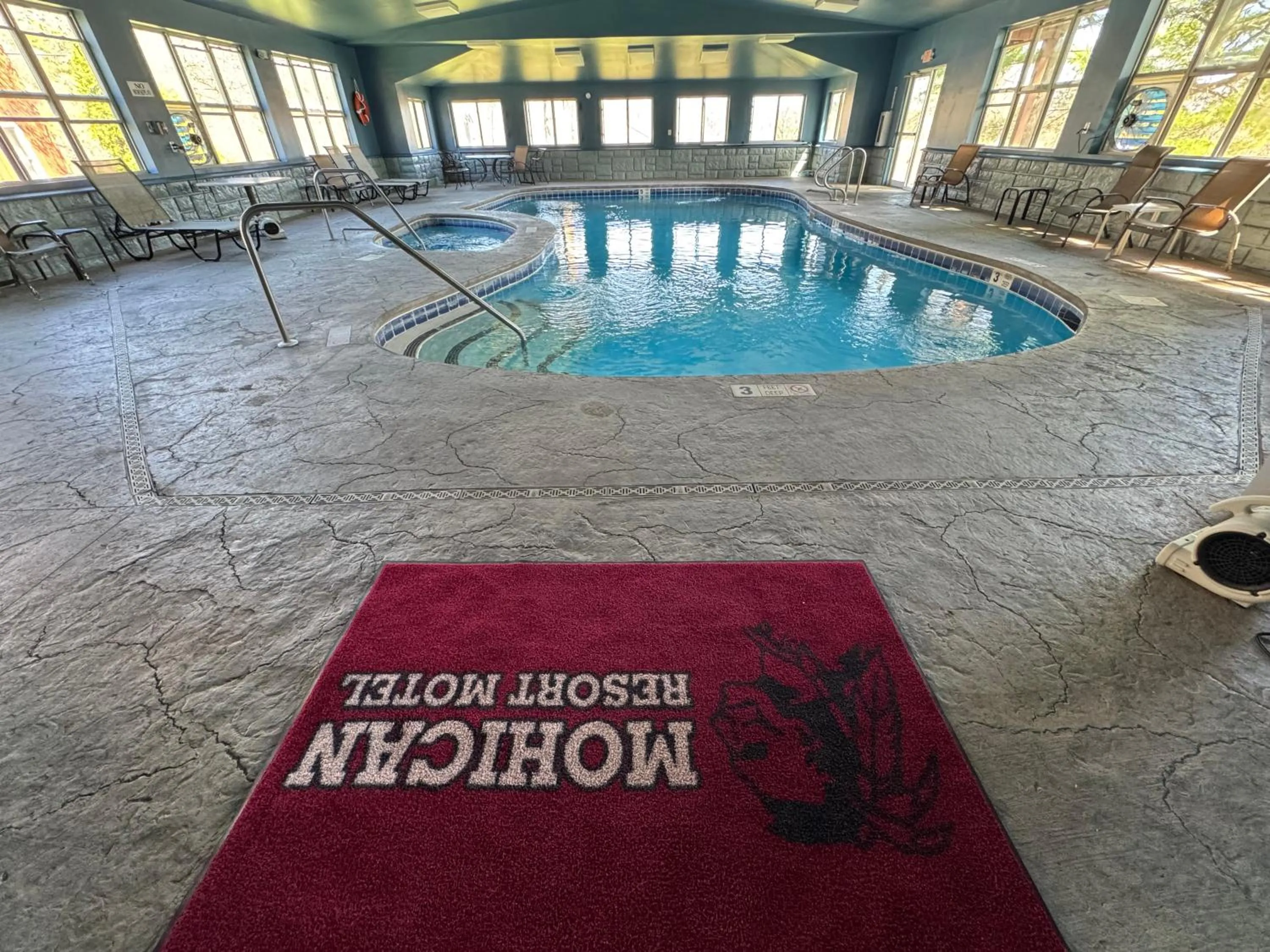 Mohican Resort Motel, Conveniently located to all Lake George attractions