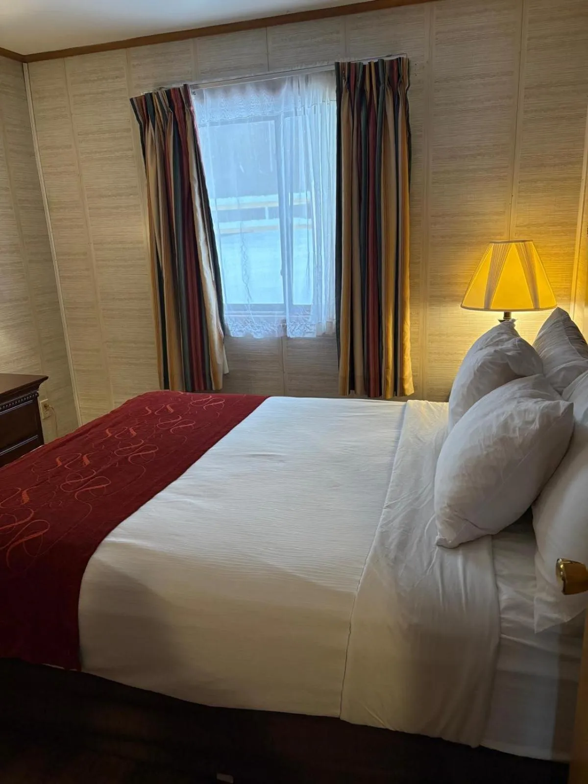 Bed in Mohican Resort Motel, Conveniently located to all Lake George attractions